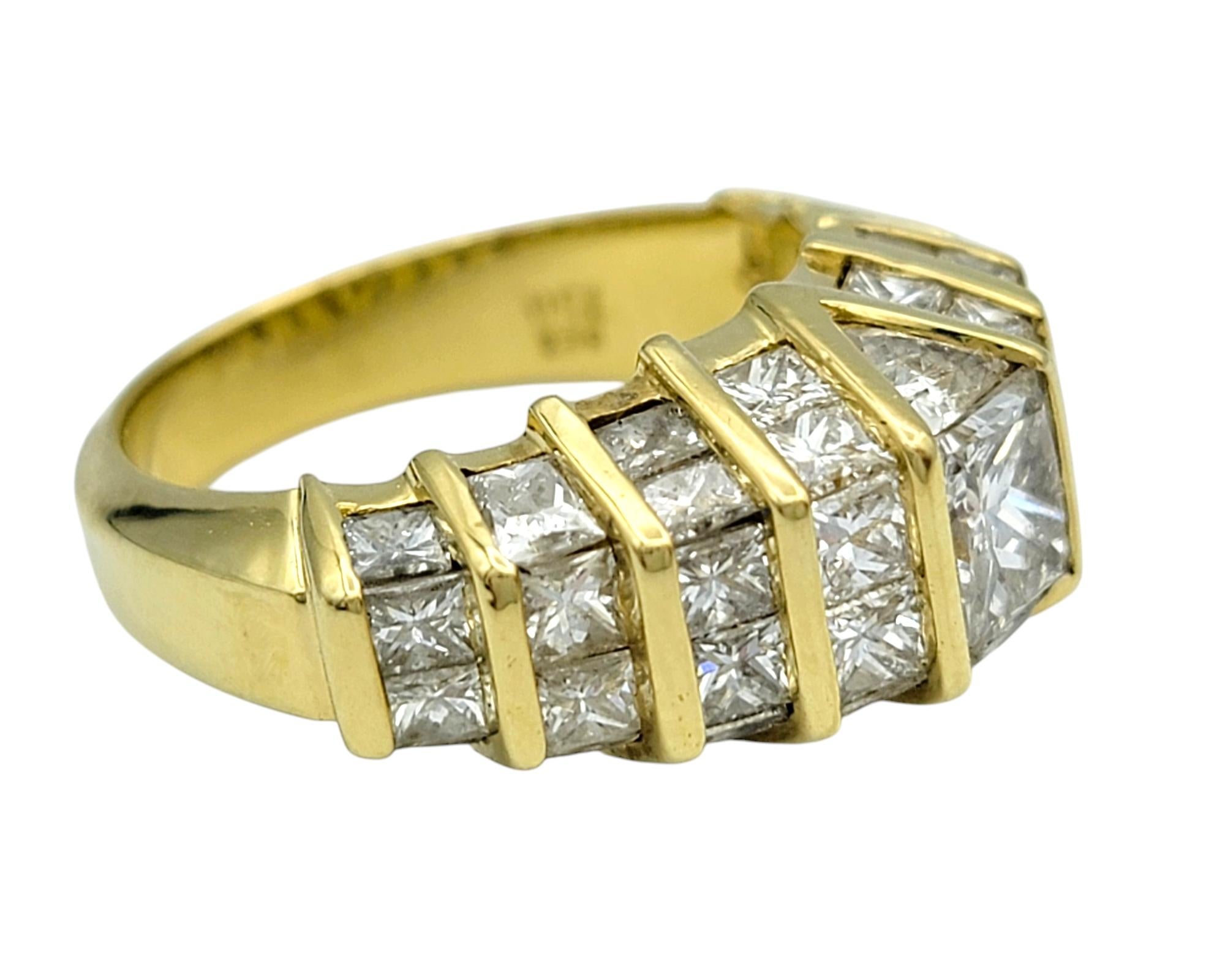 Taille princesse Bague en or jaune 18 carats avec anneau géométrique en forme de dôme et gradation de diamants de taille Princesse en vente