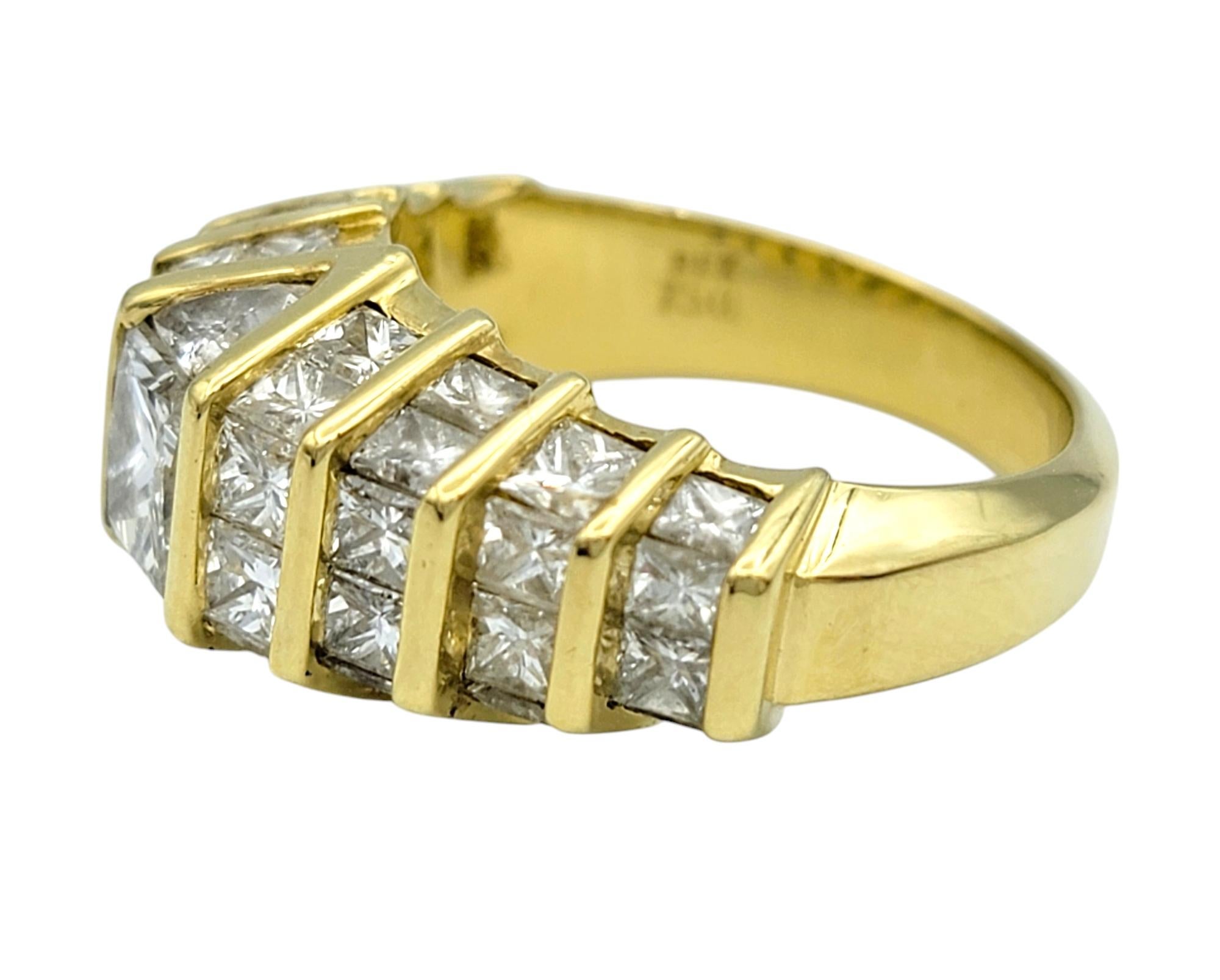 Bague en or jaune 18 carats avec anneau géométrique en forme de dôme et gradation de diamants de taille Princesse Bon état - En vente à Scottsdale, AZ