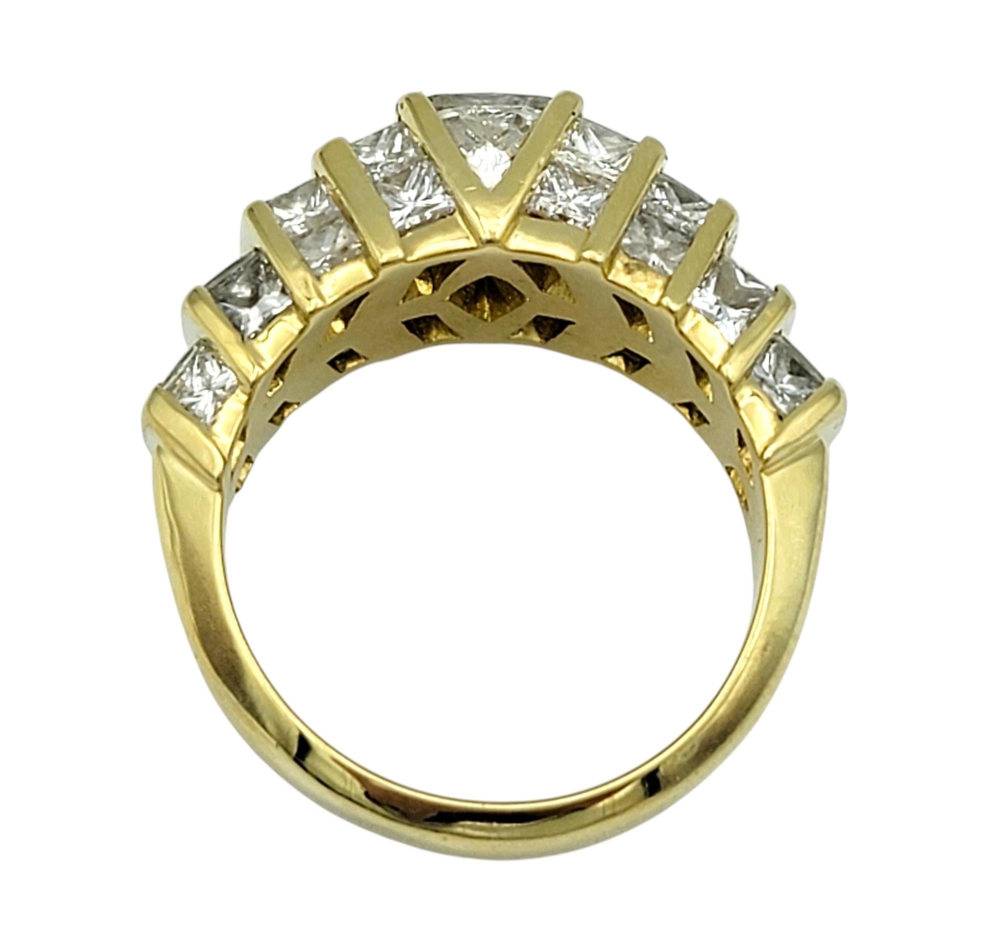 Bague en or jaune 18 carats avec anneau géométrique en forme de dôme et gradation de diamants de taille Princesse Pour femmes en vente