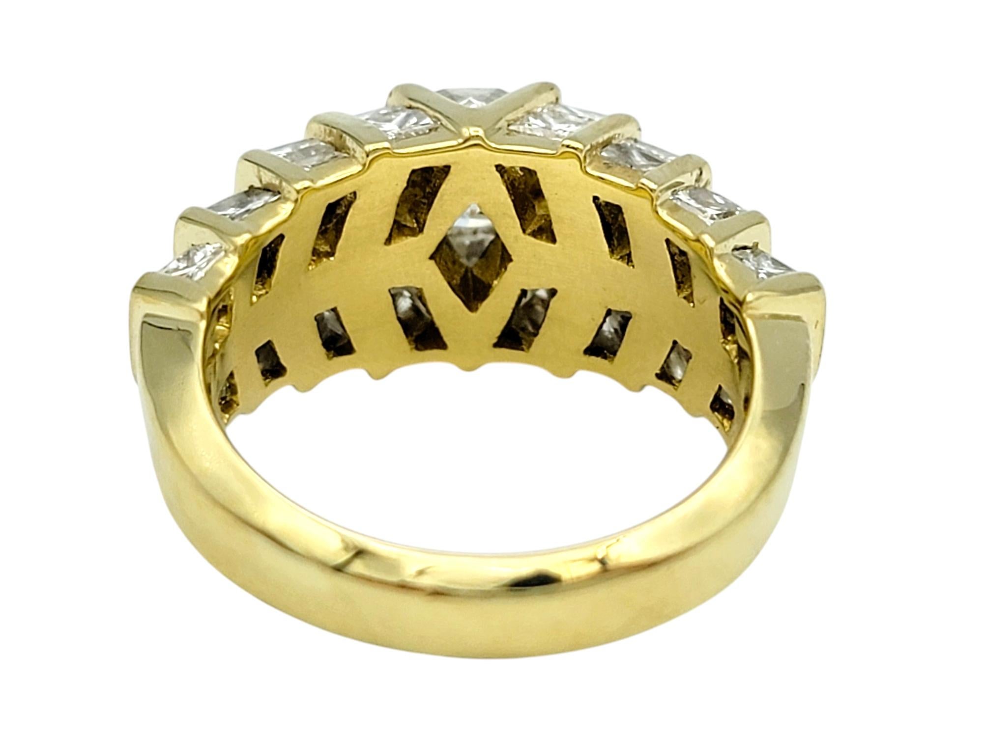 Bague en or jaune 18 carats avec anneau géométrique en forme de dôme et gradation de diamants de taille Princesse en vente 1