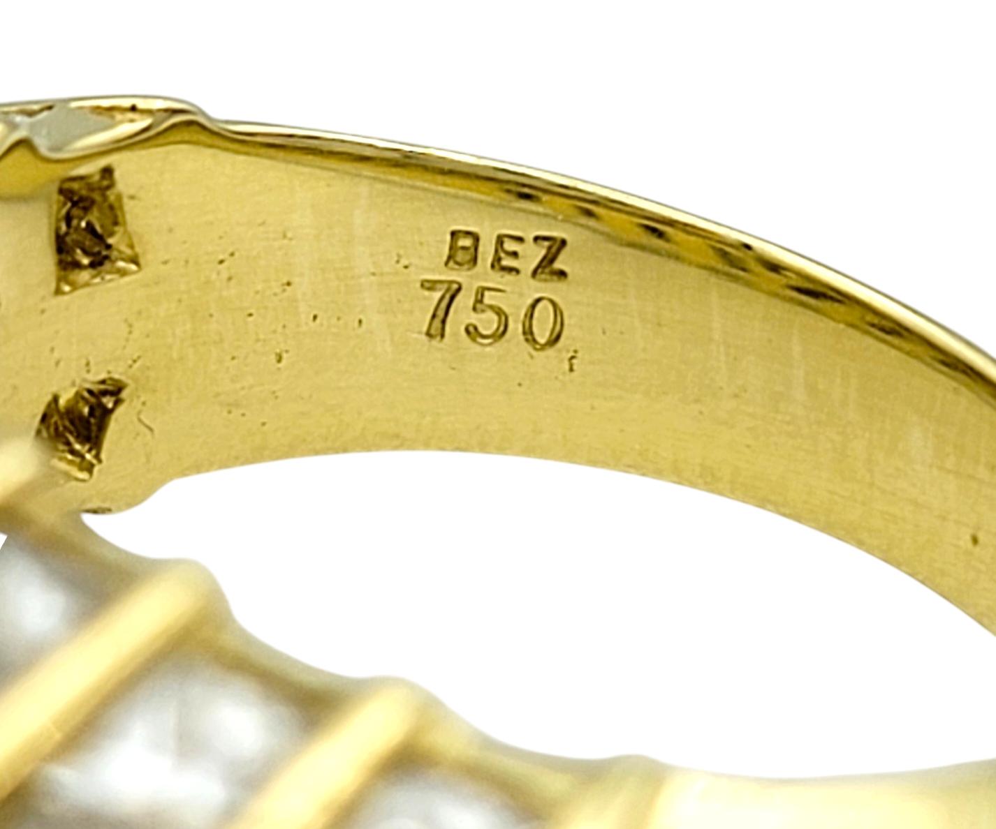 Bague en or jaune 18 carats avec anneau géométrique en forme de dôme et gradation de diamants de taille Princesse en vente 2