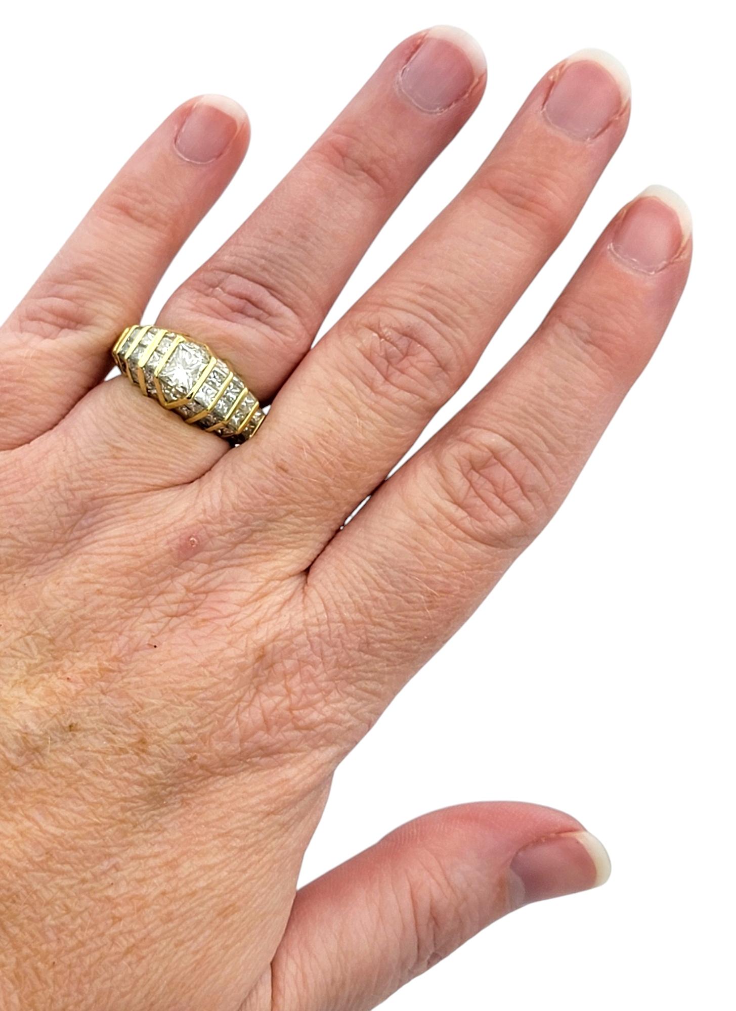 Bague en or jaune 18 carats avec anneau géométrique en forme de dôme et gradation de diamants de taille Princesse en vente 3