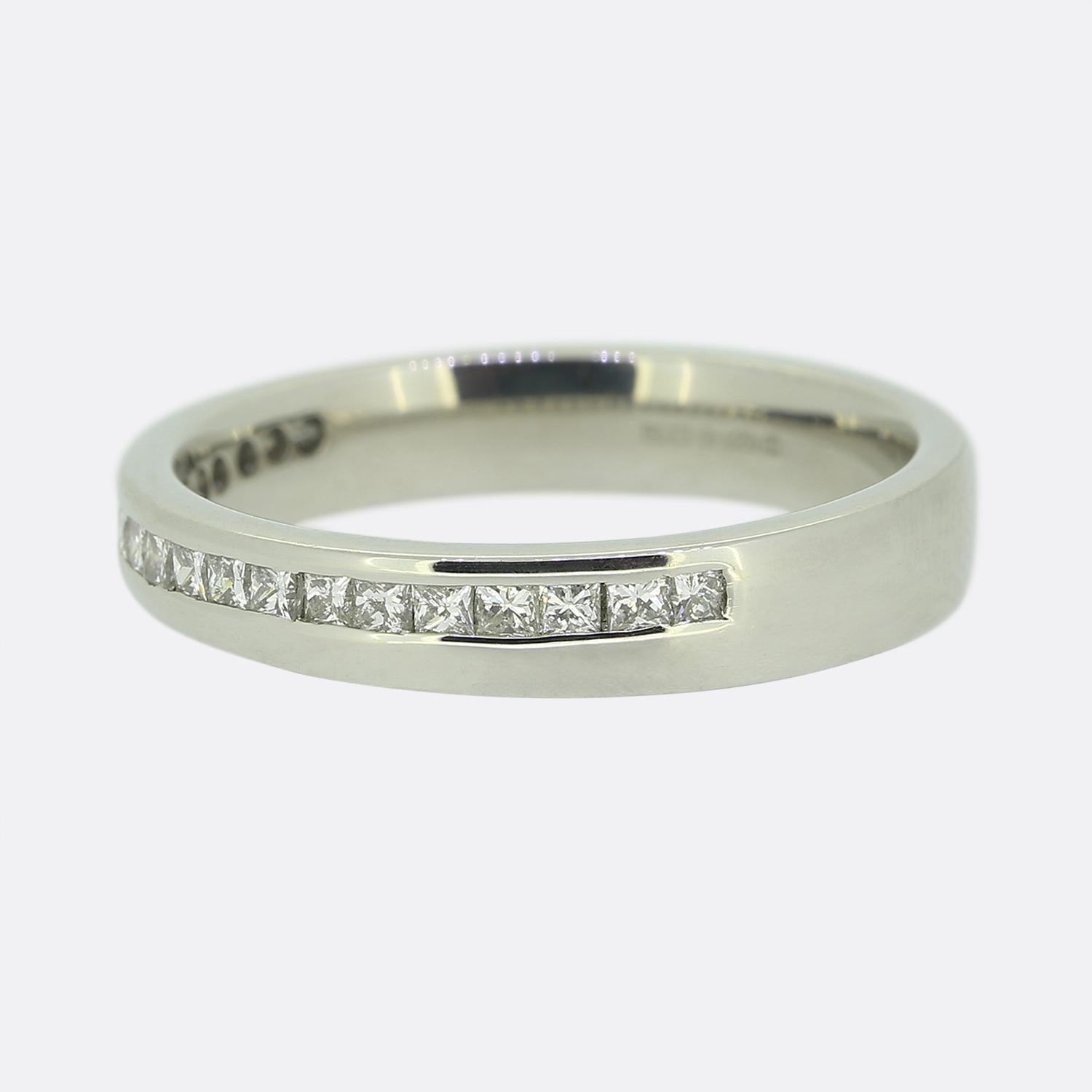 Aquí tenemos un anillo de media eternidad de diamantes. La pieza de platino alberga 21 diamantes talla princesa engastados en canal en una formación de una sola línea, mientras que el resto de la pieza posee un acabado pulido liso.

Estado: Usado