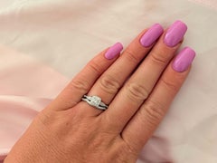 Anello di fidanzamento aureolato con diamante taglio Princess e fascia abbinata in oro 10K