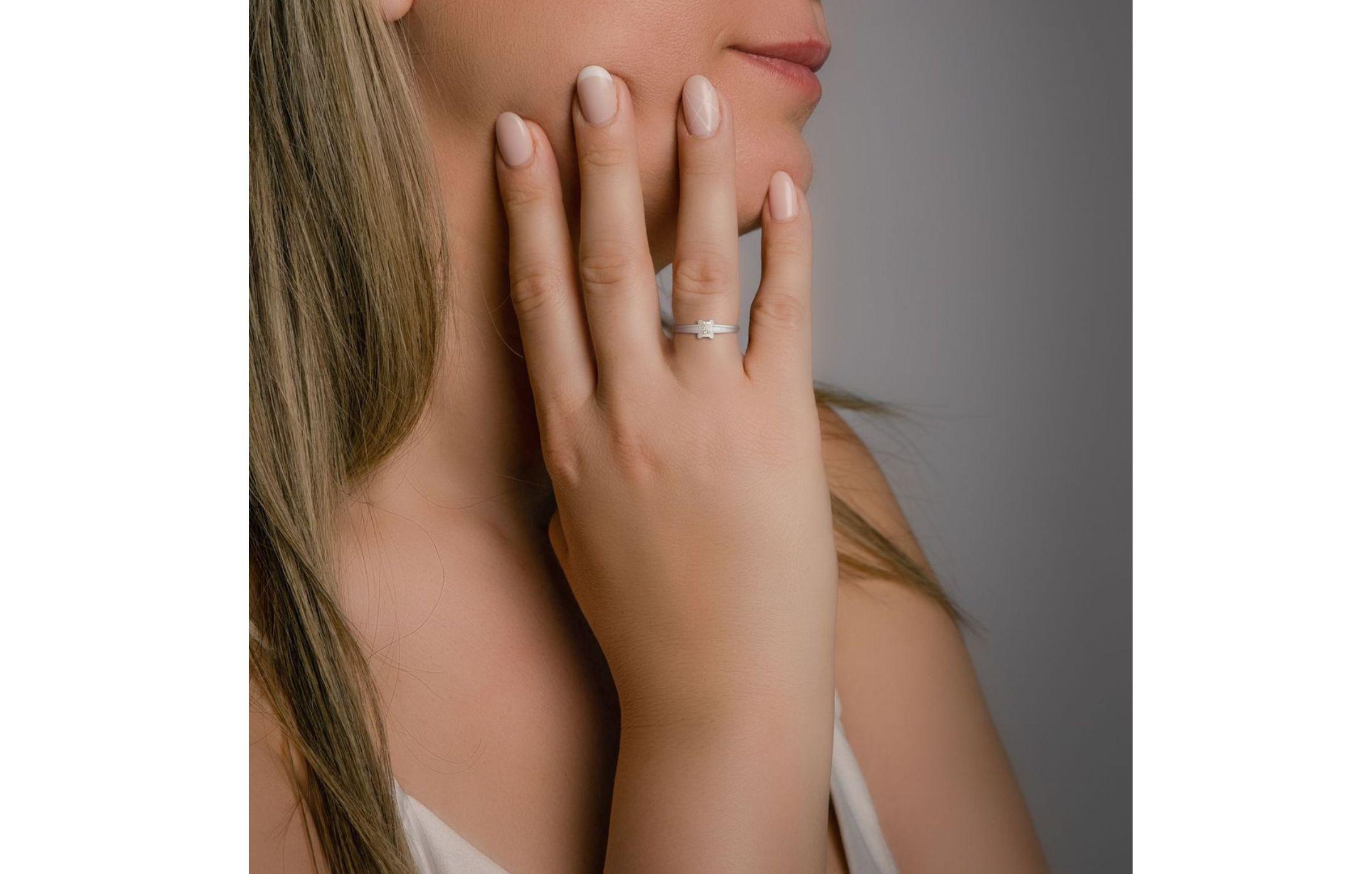 Dieser Ring verkörpert zeitlose Eleganz mit einem bezaubernden Diamanten im Prinzess-Schliff von 0,40 Karat, der in seinem Herzen funkelt. Der aus glänzendem 14-karätigem Weißgold gefertigte Ring bietet eine klassische und luxuriöse Grundlage für