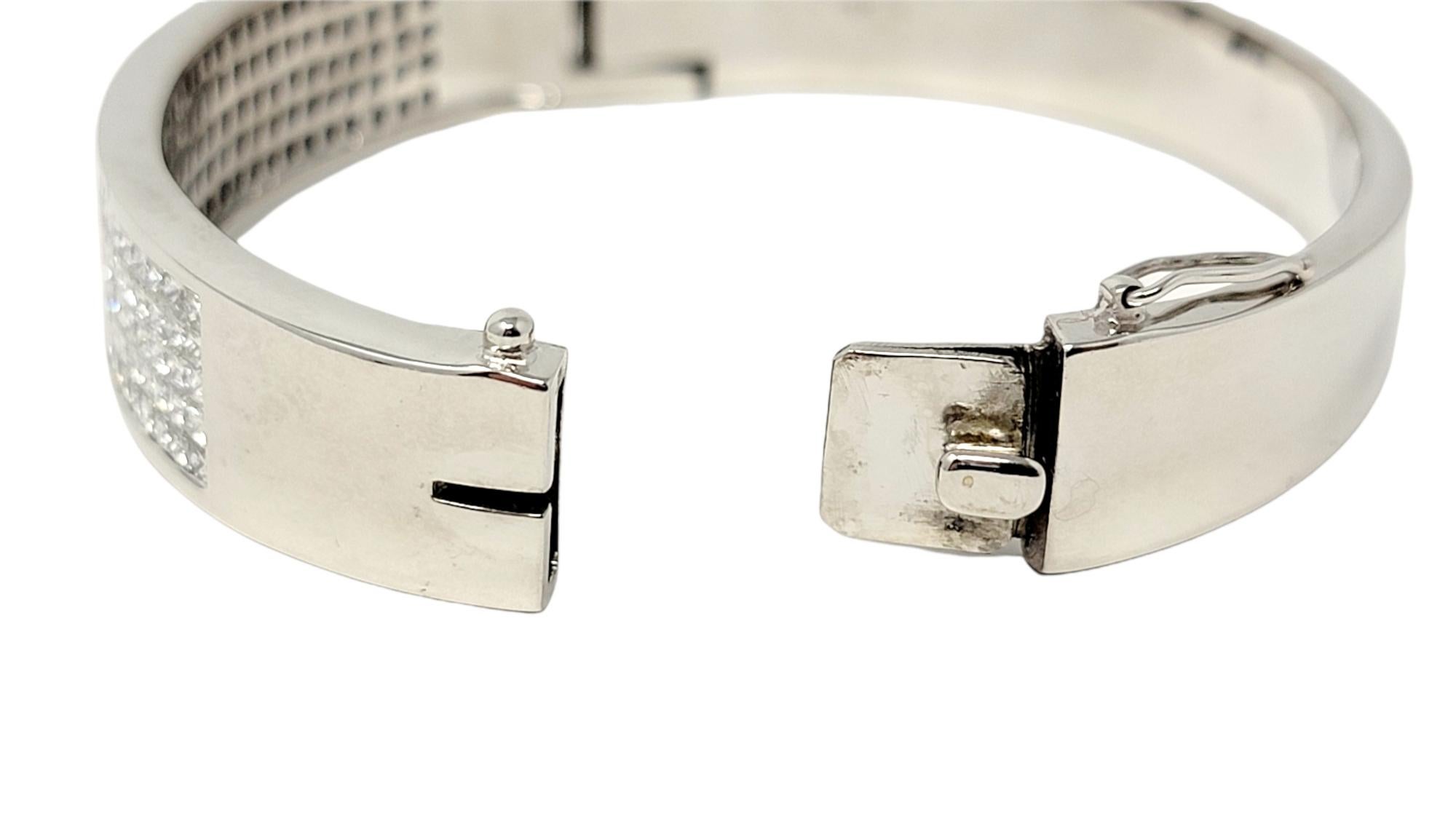Bracelet jonc à charnières en or blanc 18 carats avec diamants taille princesse sertis à l'invisible en vente 5
