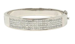 Bracelet jonc à charnières en or blanc 18 carats avec diamants taille princesse sertis à l'invisible