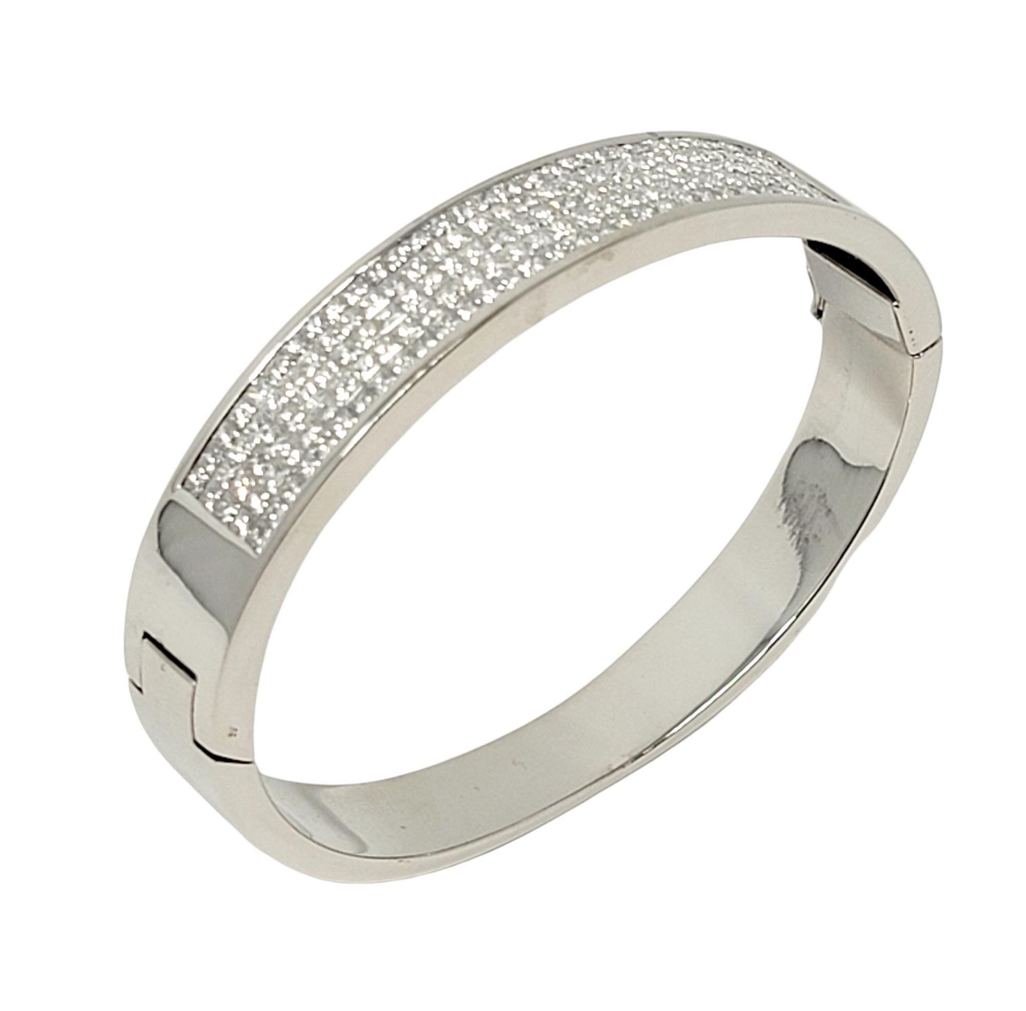 Bracelet jonc à charnières en or blanc 18 carats avec diamants taille princesse sertis à l'invisible Bon état - En vente à Scottsdale, AZ