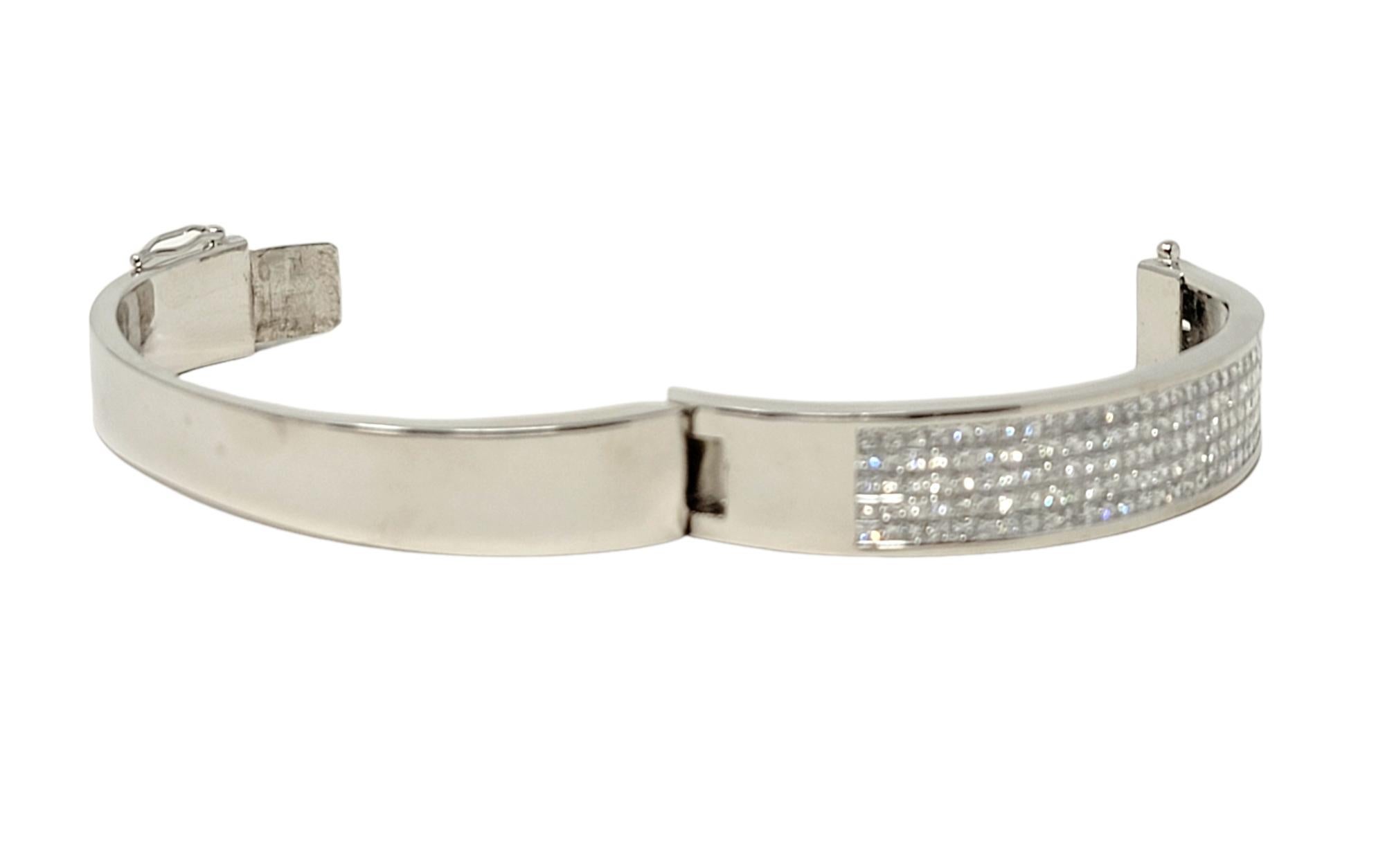 Bracelet jonc à charnières en or blanc 18 carats avec diamants taille princesse sertis à l'invisible en vente 3