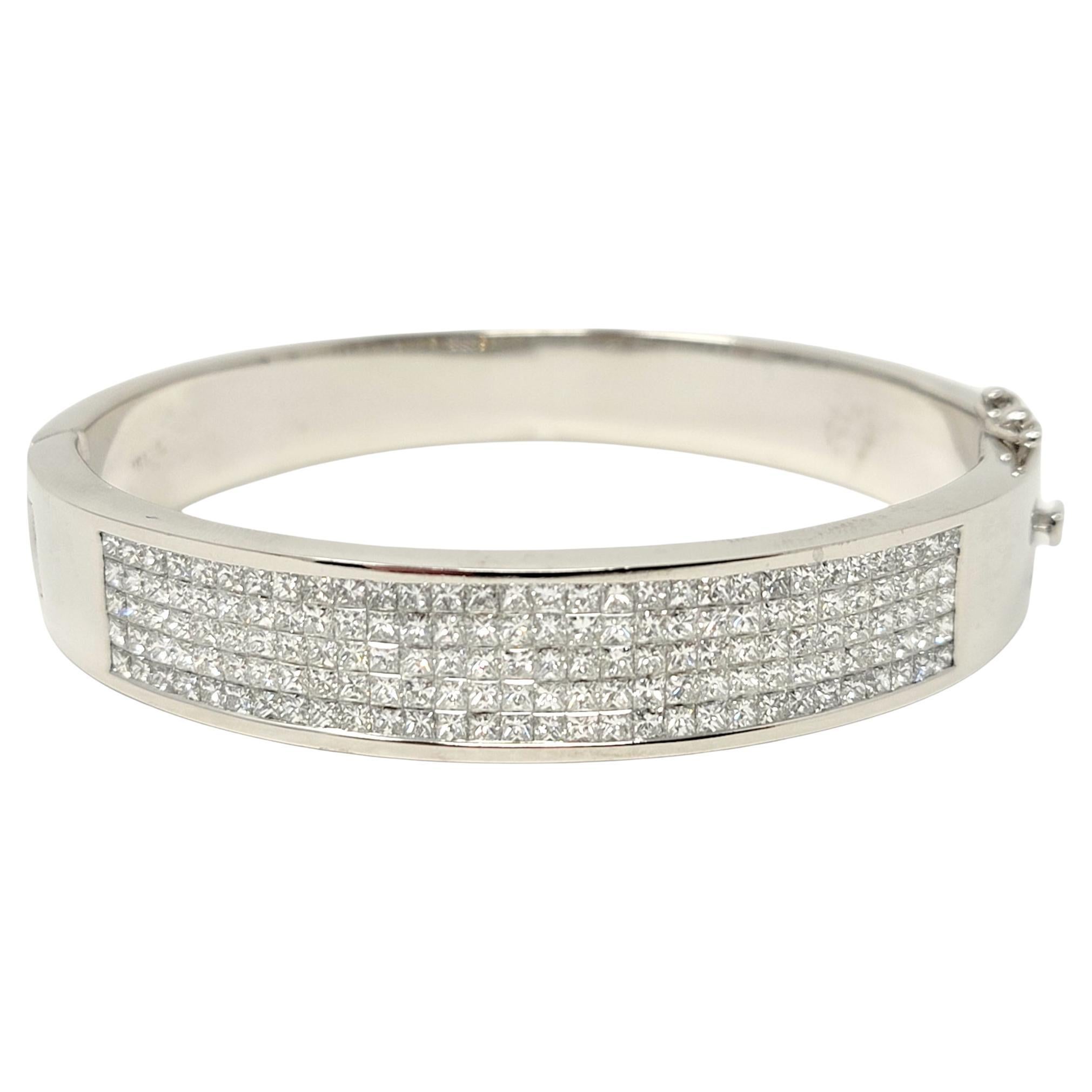 Bracelet jonc à charnières en or blanc 18 carats avec diamants taille princesse sertis à l'invisible