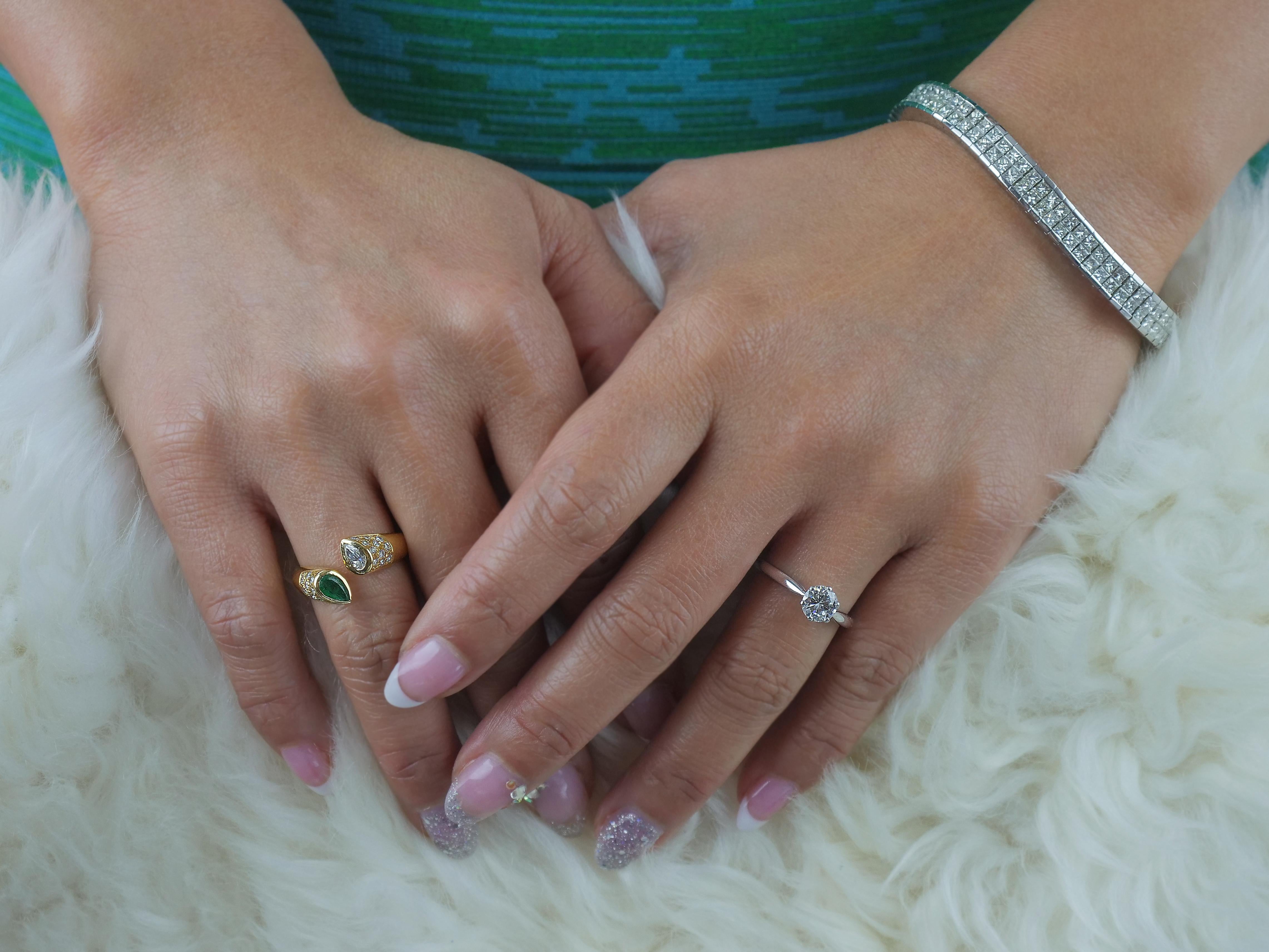 Bracelet souple en or blanc 18 carats avec diamants taille princesse à monture invisible en vente 3