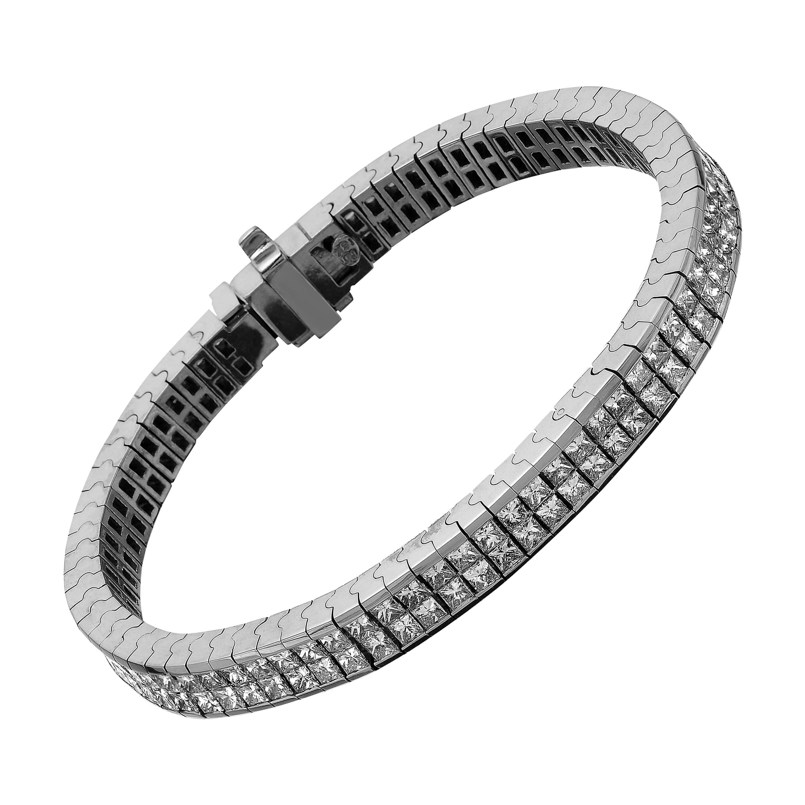 Bracelet souple en or blanc 18 carats avec diamants taille princesse à monture invisible en vente