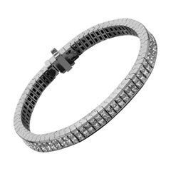 Diamante talla princesa en engaste invisible Pulsera flexible de oro blanco de 18 quilates
