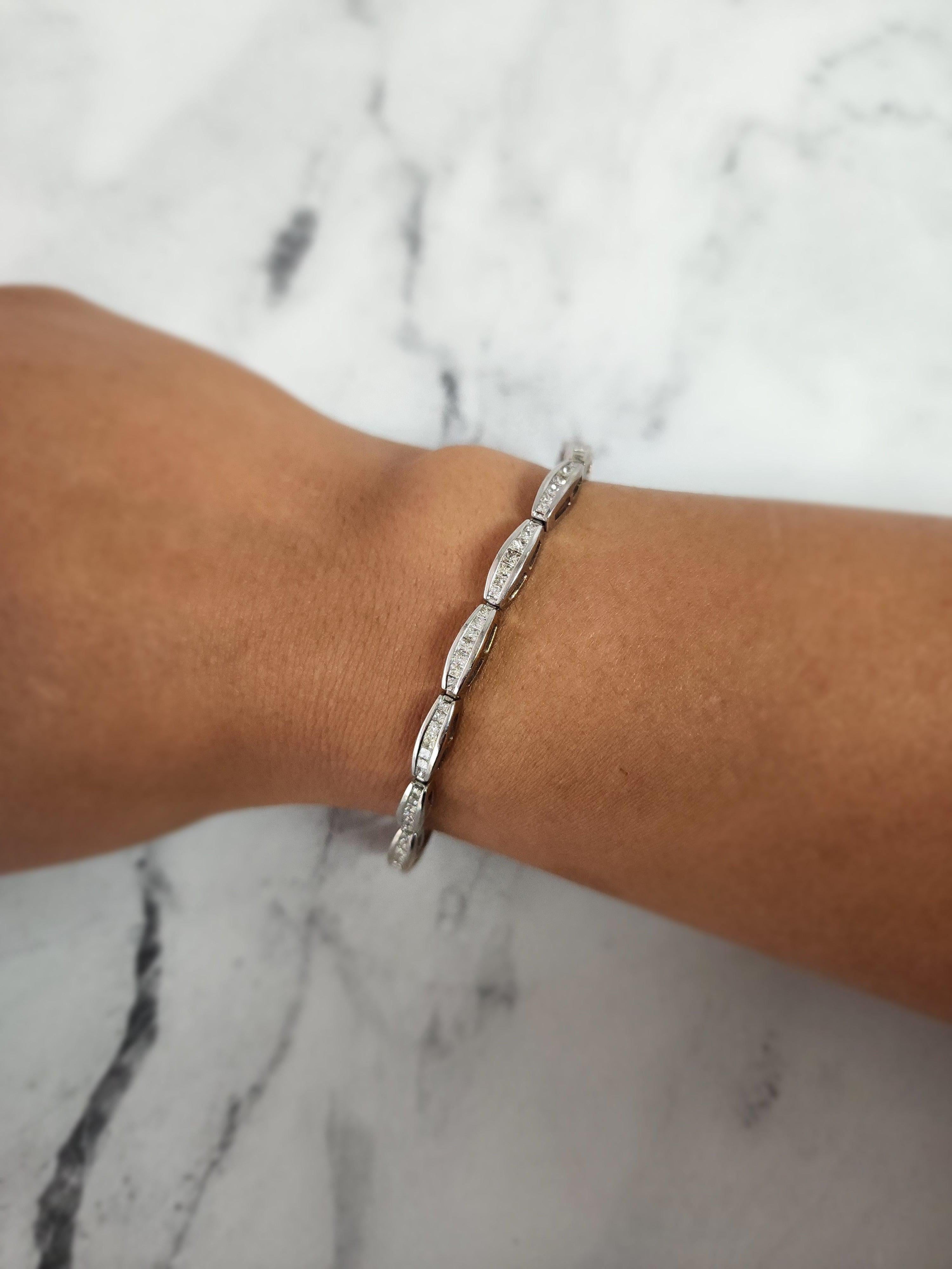 ♥ Descripción de la pulsera de tenis ♥

Piedra principal: Diamante
Aprox. Peso en quilates del diamante: 4,50 ctw
Tipo de Metal: oro Blanco 14K
Talla del diamante: Princesa
Metal Peso: 14 gramos 
Longitud de la pulsera: 7 Pulgadas
Ancho de la