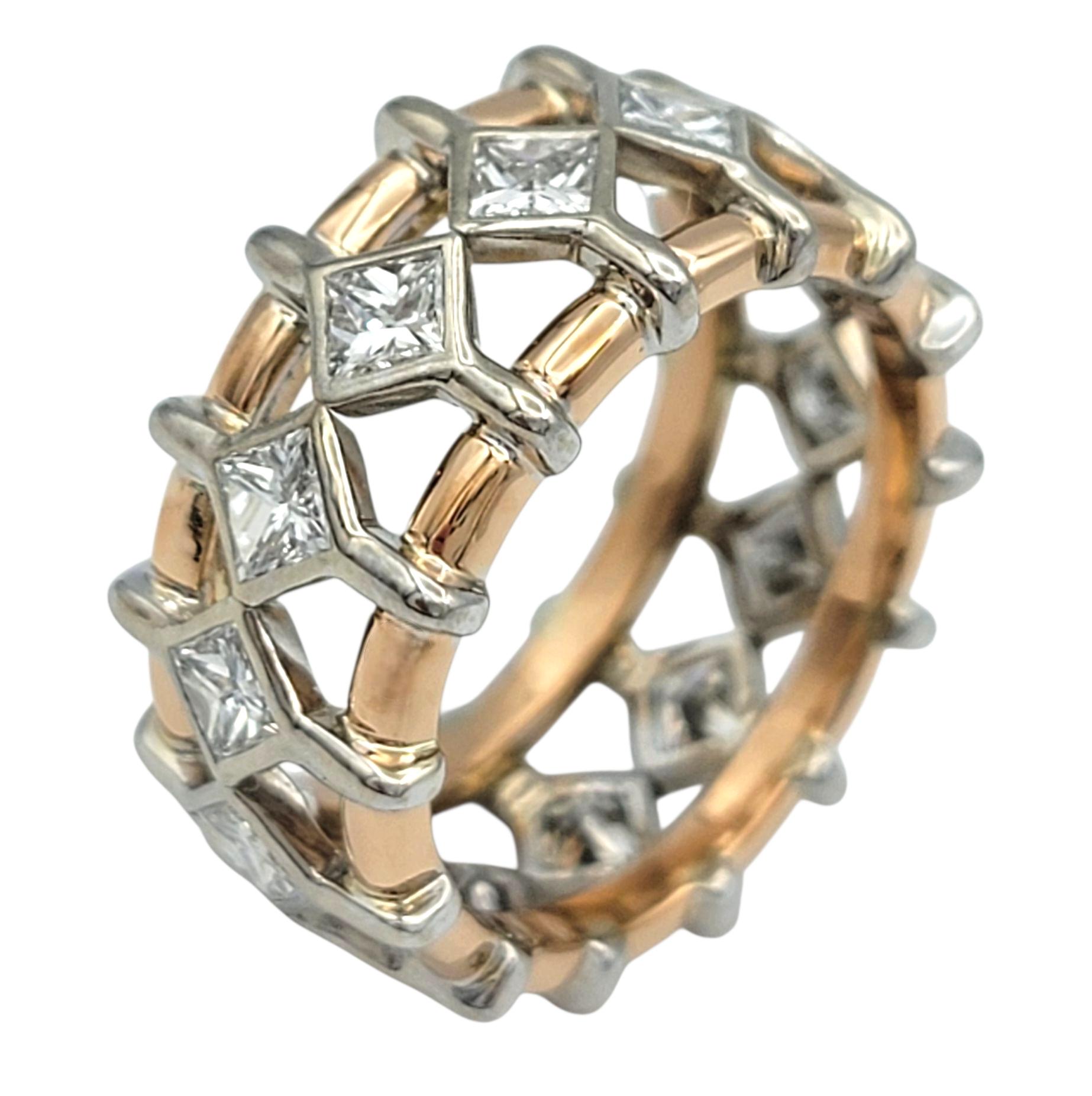 Este llamativo anillo de banda combina líneas arquitectónicas con destellos brillantes, presentando un diseño geométrico calado en oro blanco y rosa de 18 quilates. Catorce diamantes de talla princesa están suspendidos en un armazón en forma de