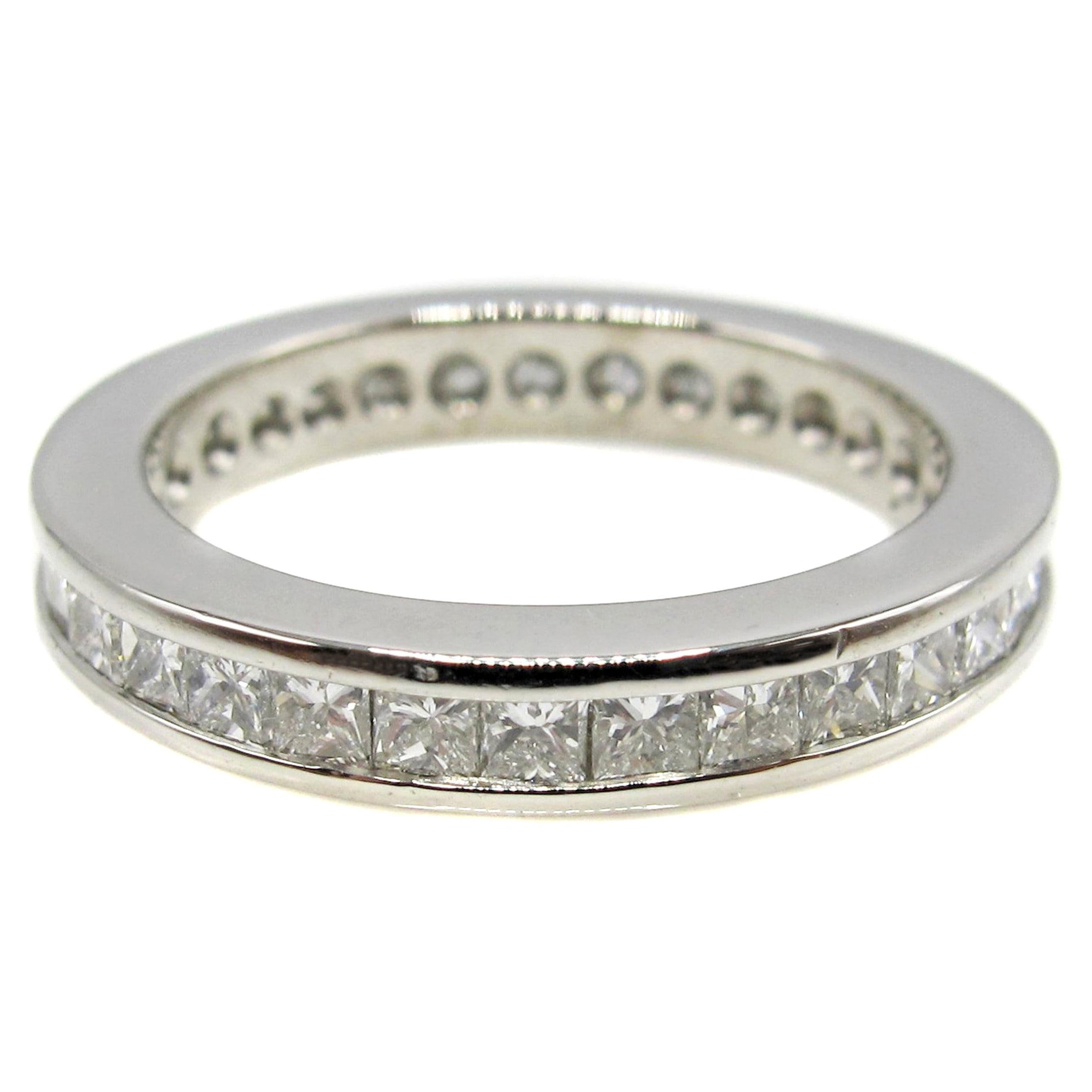 Anneau d'éternité en platine avec diamant taille princesse