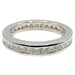 Anneau d'éternité en platine avec diamant taille princesse