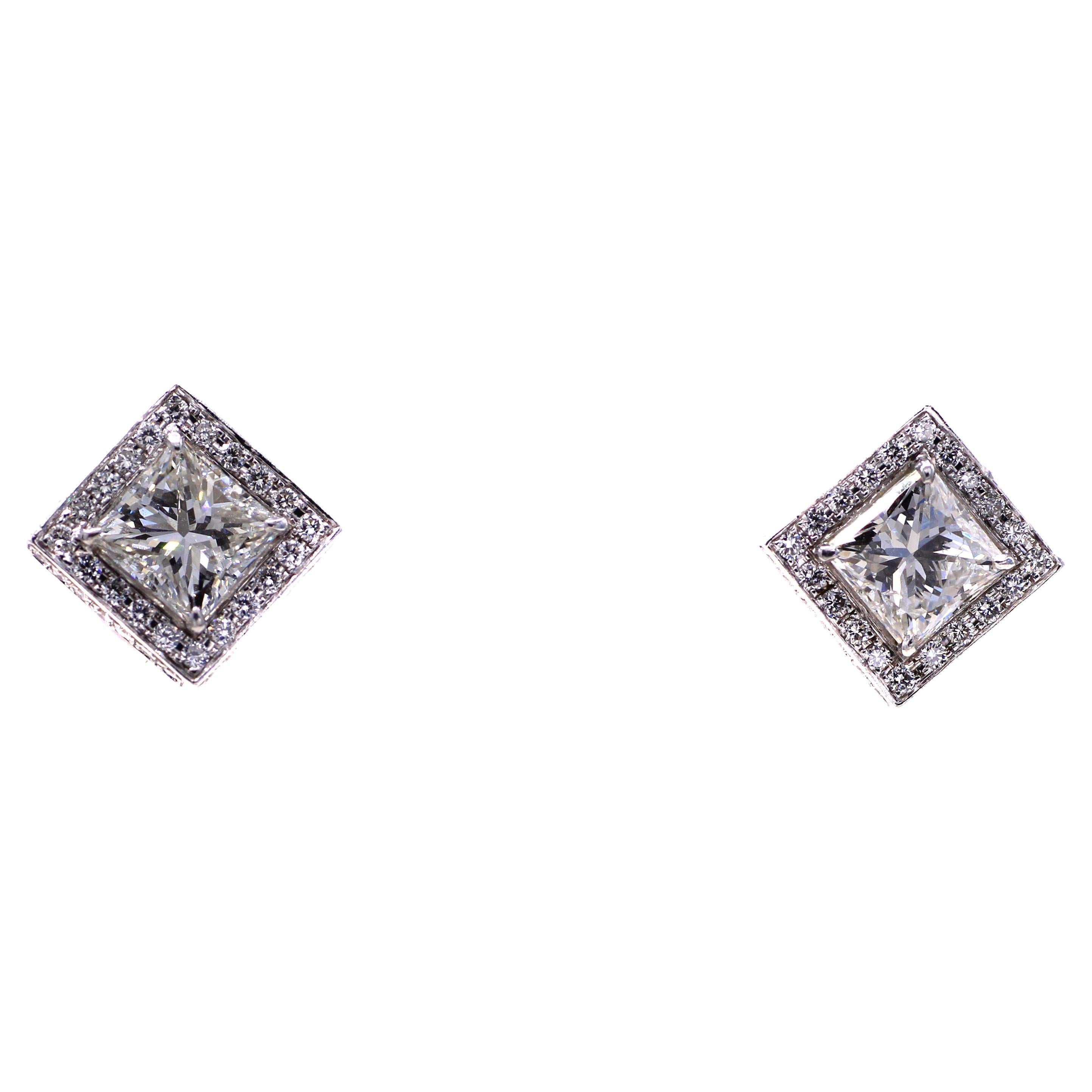 deux diamants de taille princesse parfaitement assortis sont sertis dans un halo en platine parfaitement réalisé à la main et serti de magnifiques diamants ronds de taille brillante blancs et vifs. Le halo n'est pas seulement agrémenté de diamants