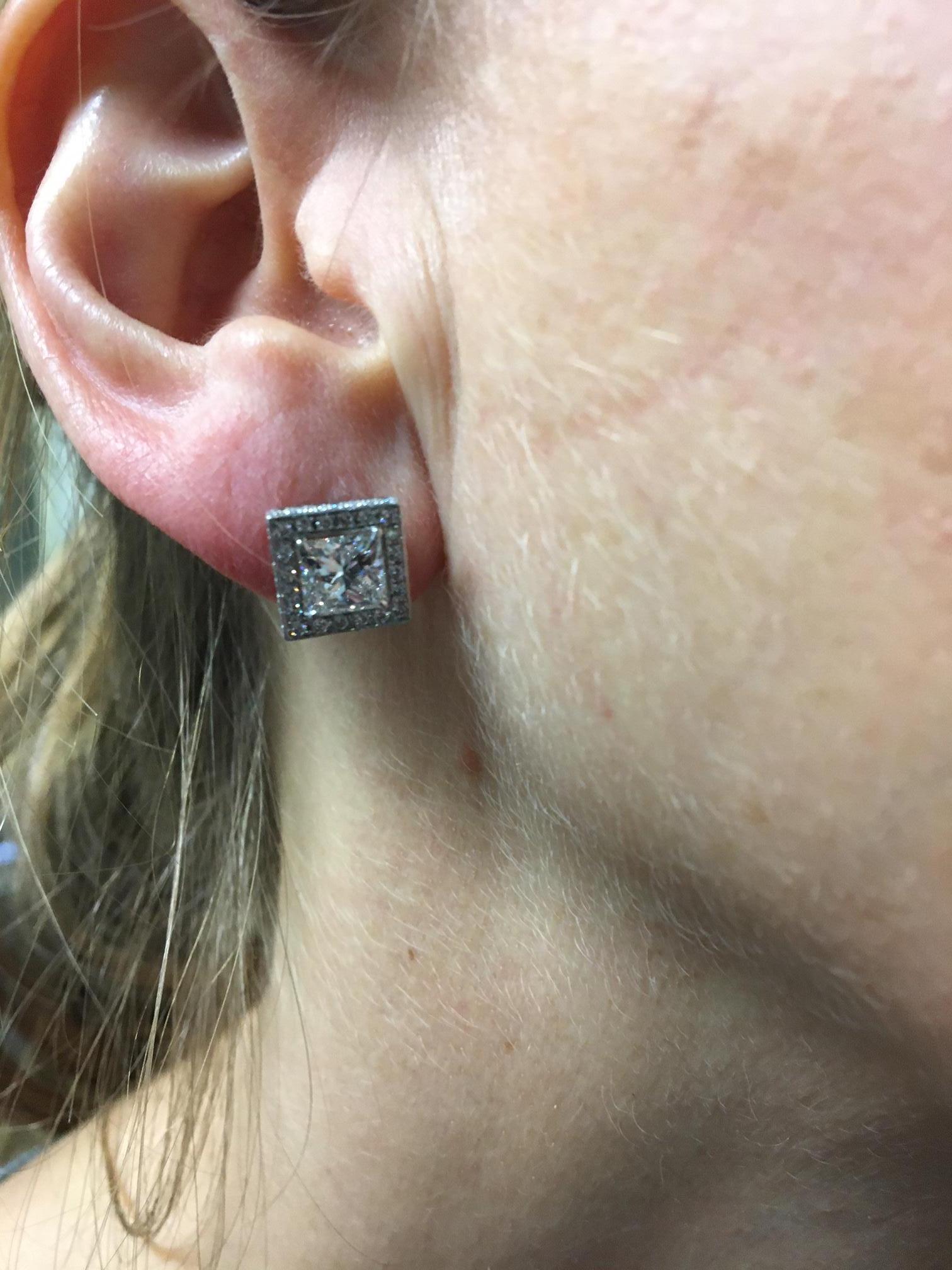 Princess Cut Diamond Platinum Stud Earrings In Excellent Condition For Sale In New York, NY