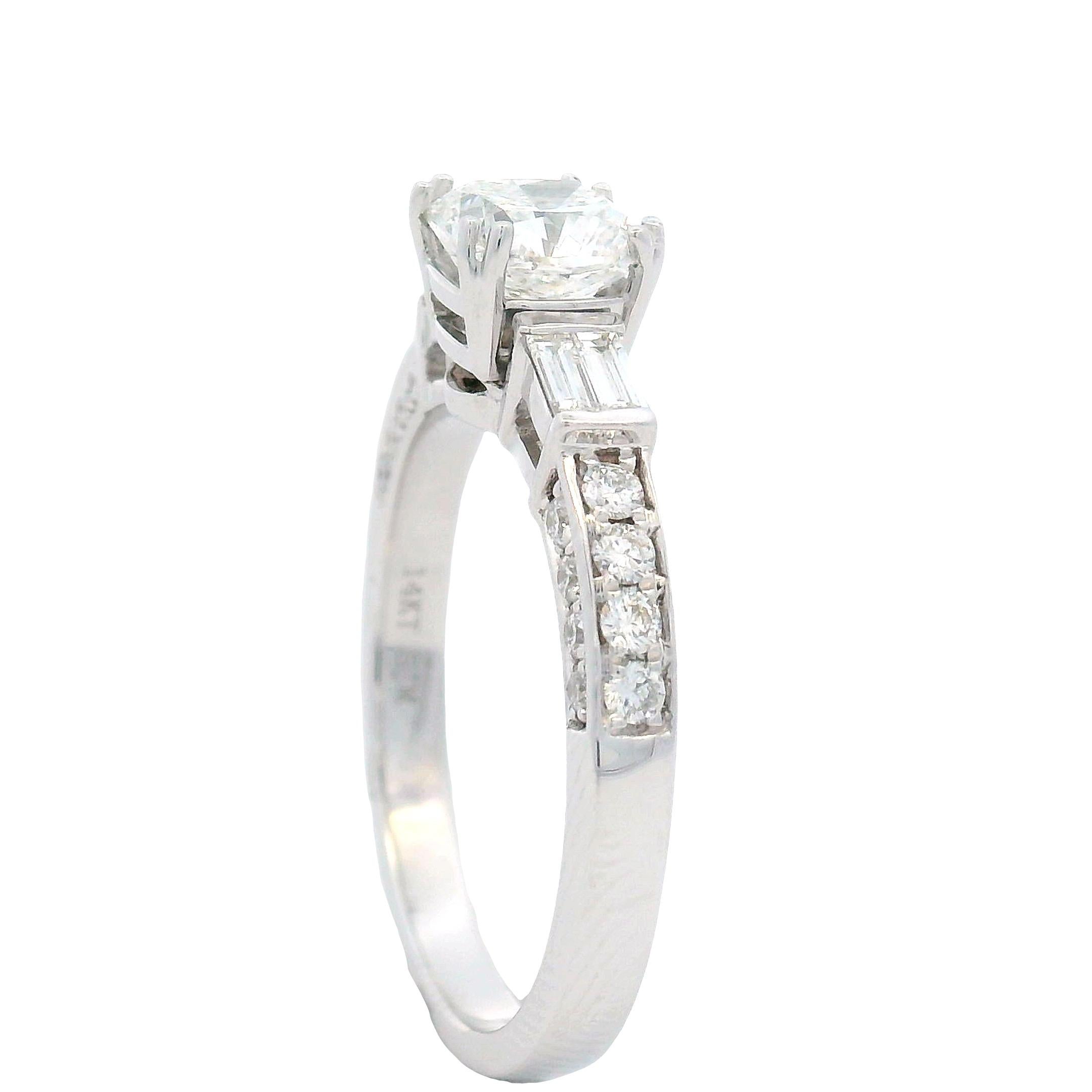 Princess Cut Diamond Ring, 1.40 Carats in 14K White Gold with Baguettes Moderno en venta