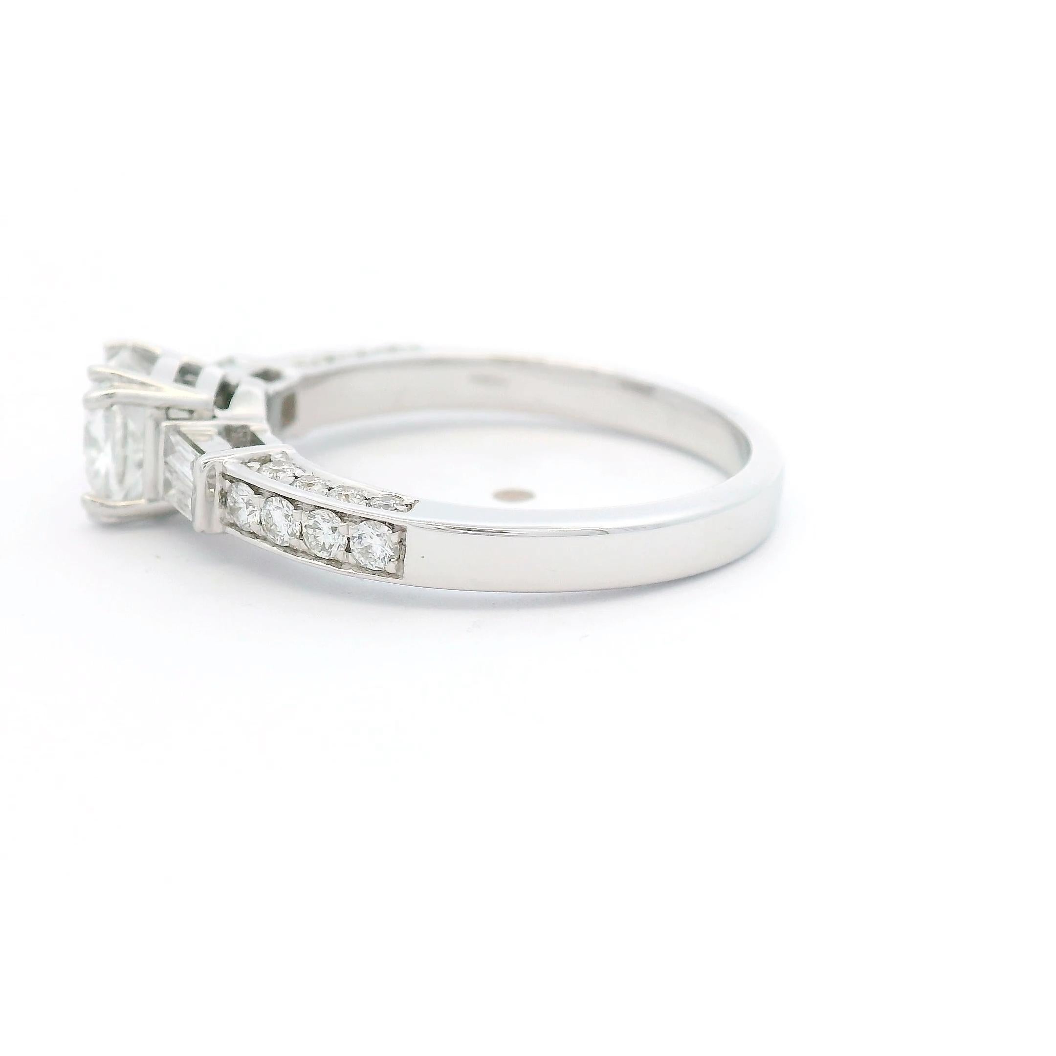 Princess Cut Diamond Ring, 1.40 Carats in 14K White Gold with Baguettes en Nuevo estado para la venta en New York, NY