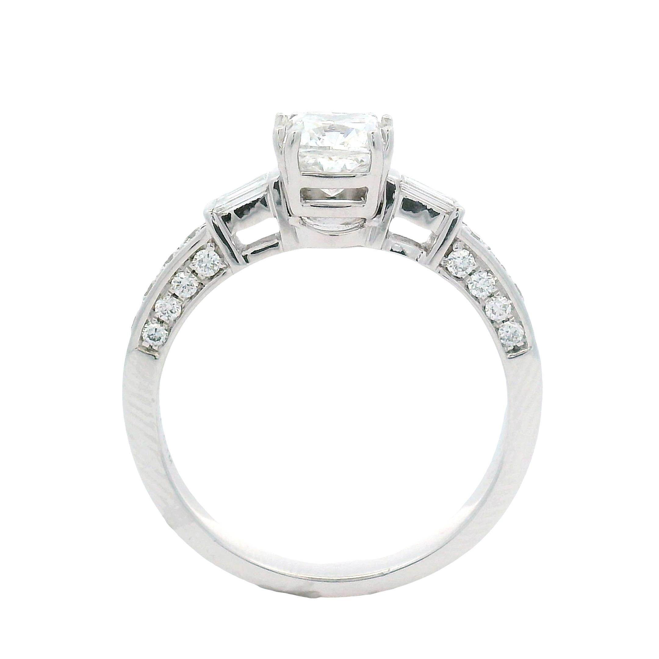 Princess Cut Diamond Ring, 1.40 Carats in 14K White Gold with Baguettes en venta 1