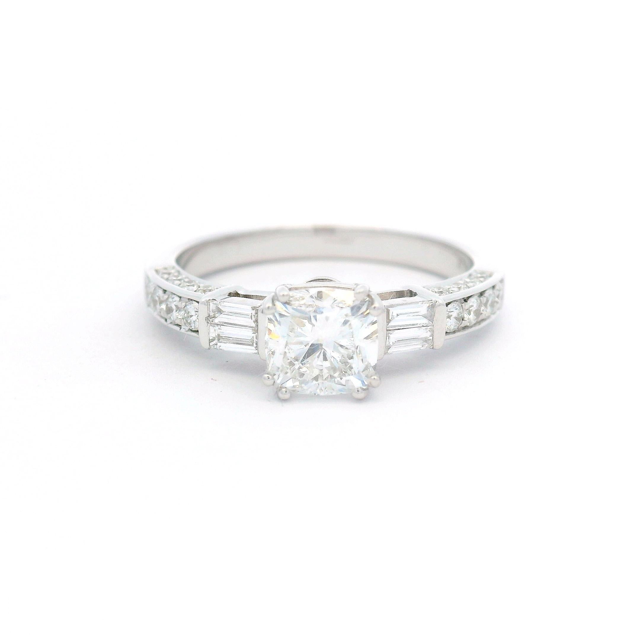 Princess Cut Diamond Ring, 1.40 Carats in 14K White Gold with Baguettes en venta 2