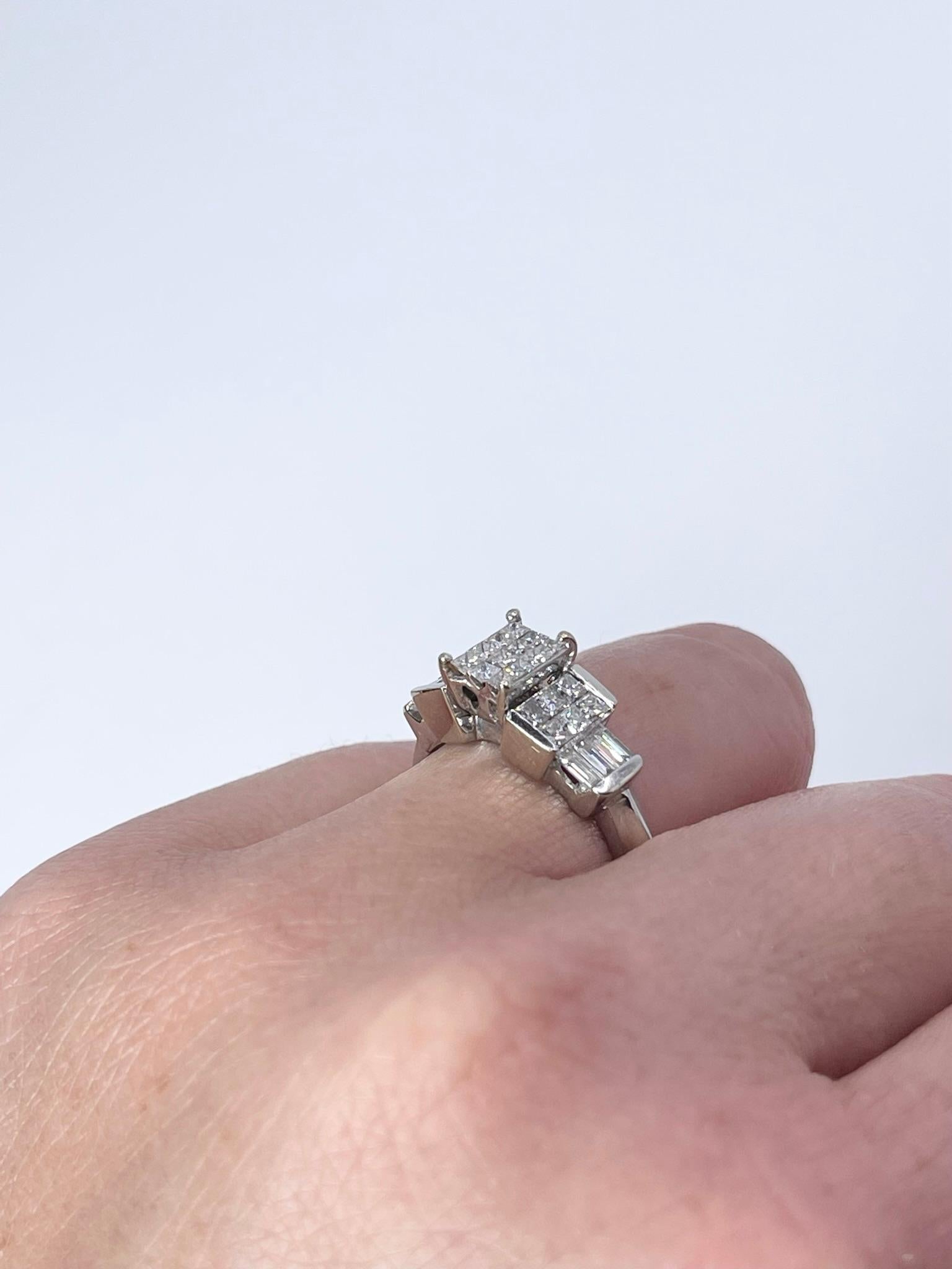 Bague en diamant taille princesse en or blanc 14 carats à monture invisible en vente 1