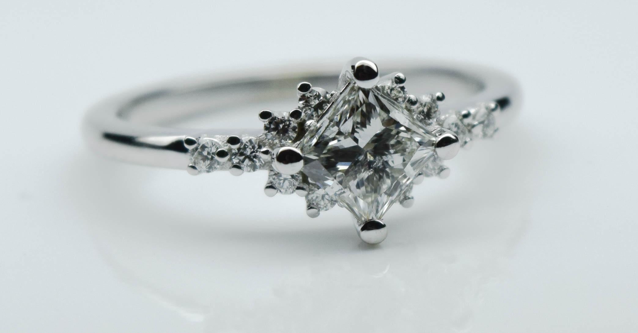 Round Cut Princess cut diamond ring cluster diamond ring 18 karat gold For Sale