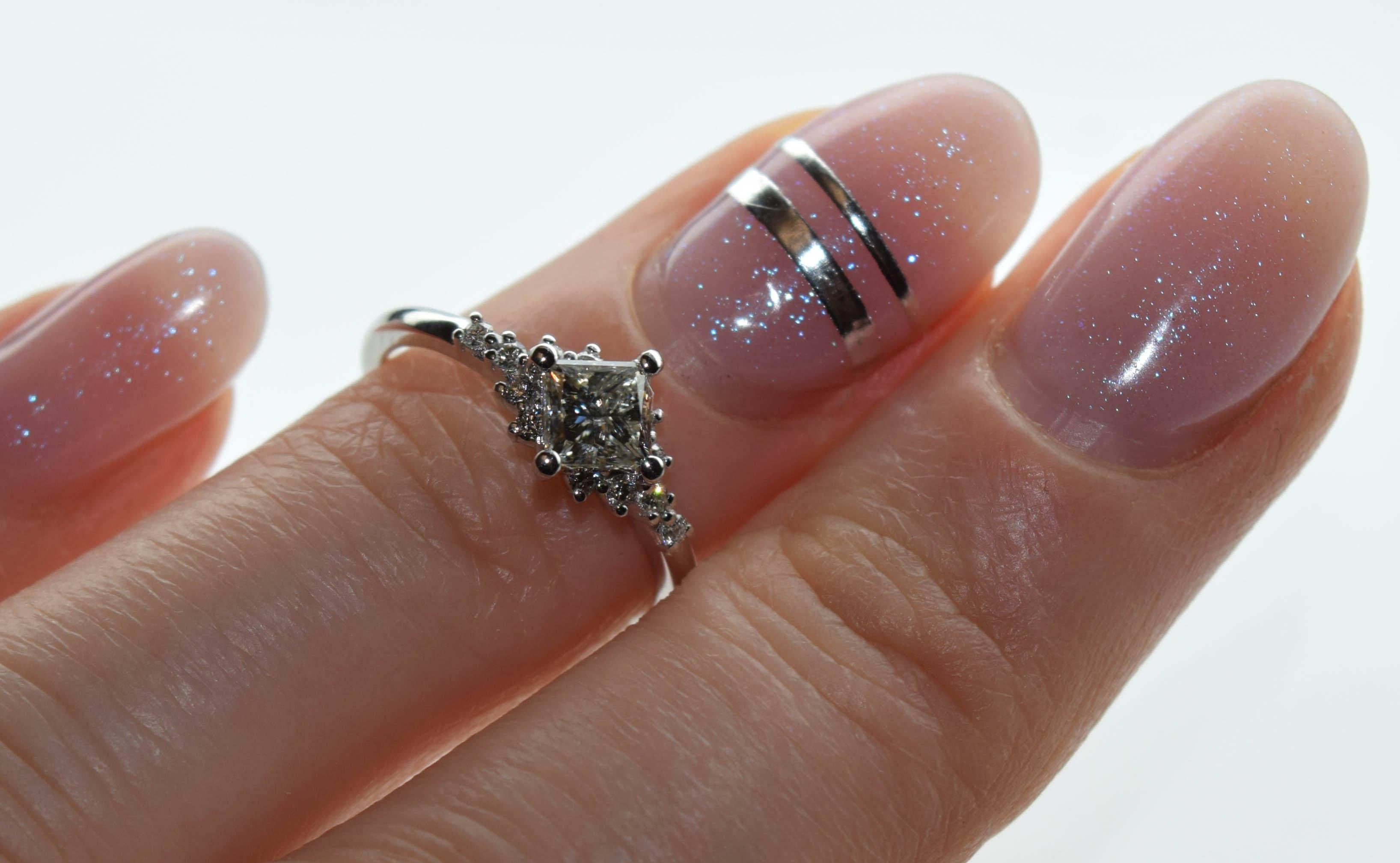 Princess cut diamond ring cluster diamond ring 18 karat gold In New Condition For Sale In Boca Raton, FL