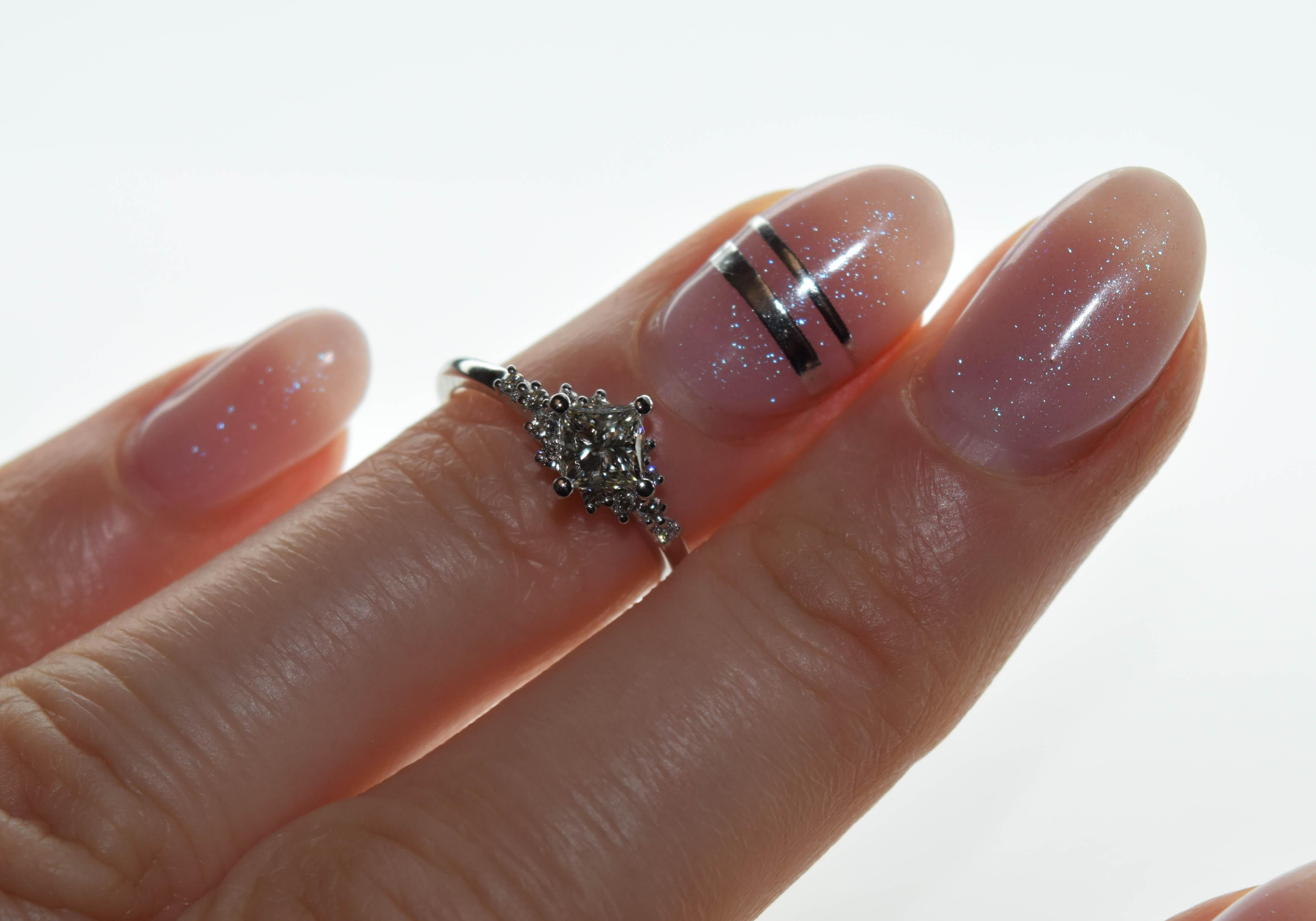 Women's or Men's Princess cut diamond ring cluster diamond ring 18 karat gold For Sale