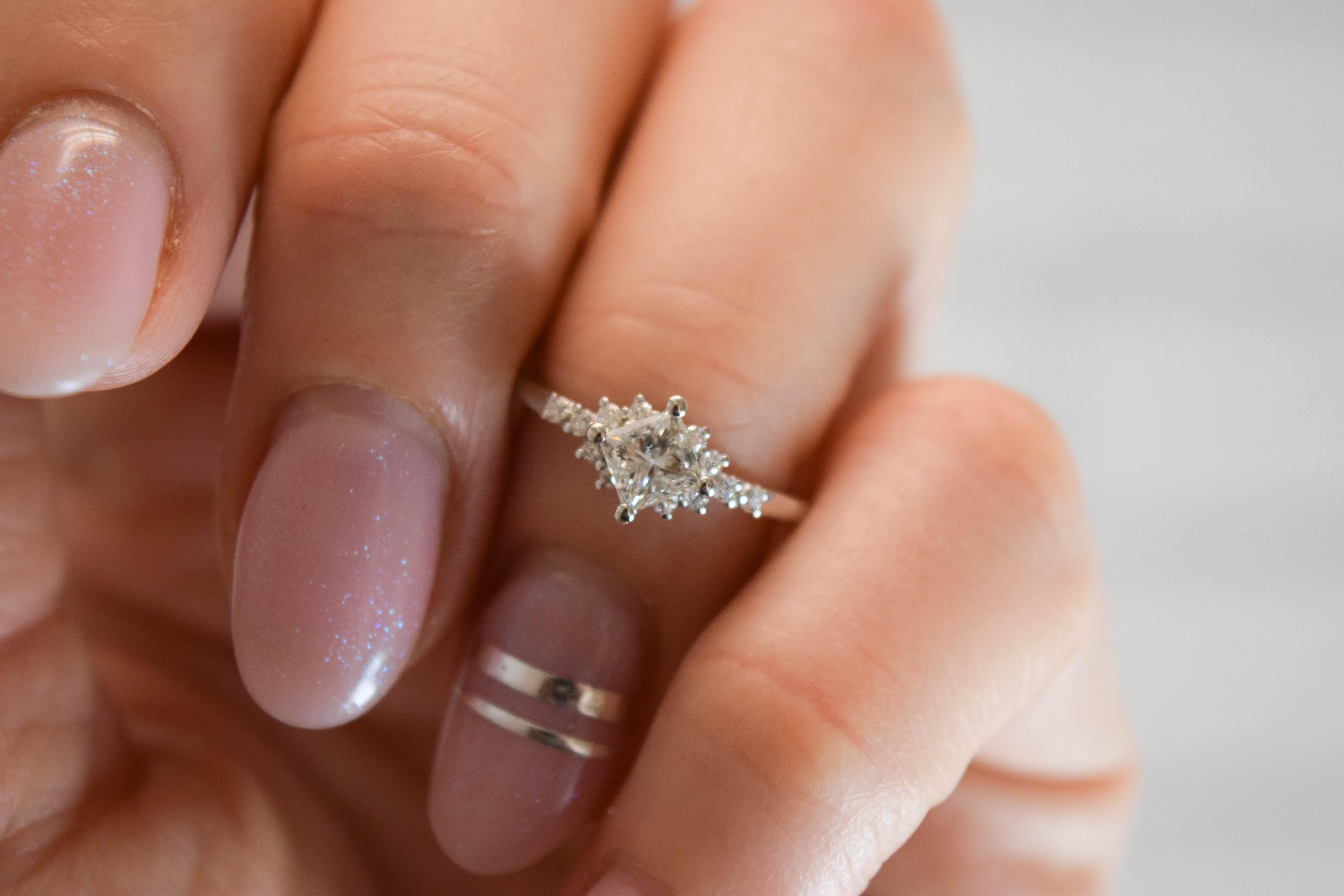 Princess cut diamond ring cluster diamond ring 18 karat gold For Sale 1