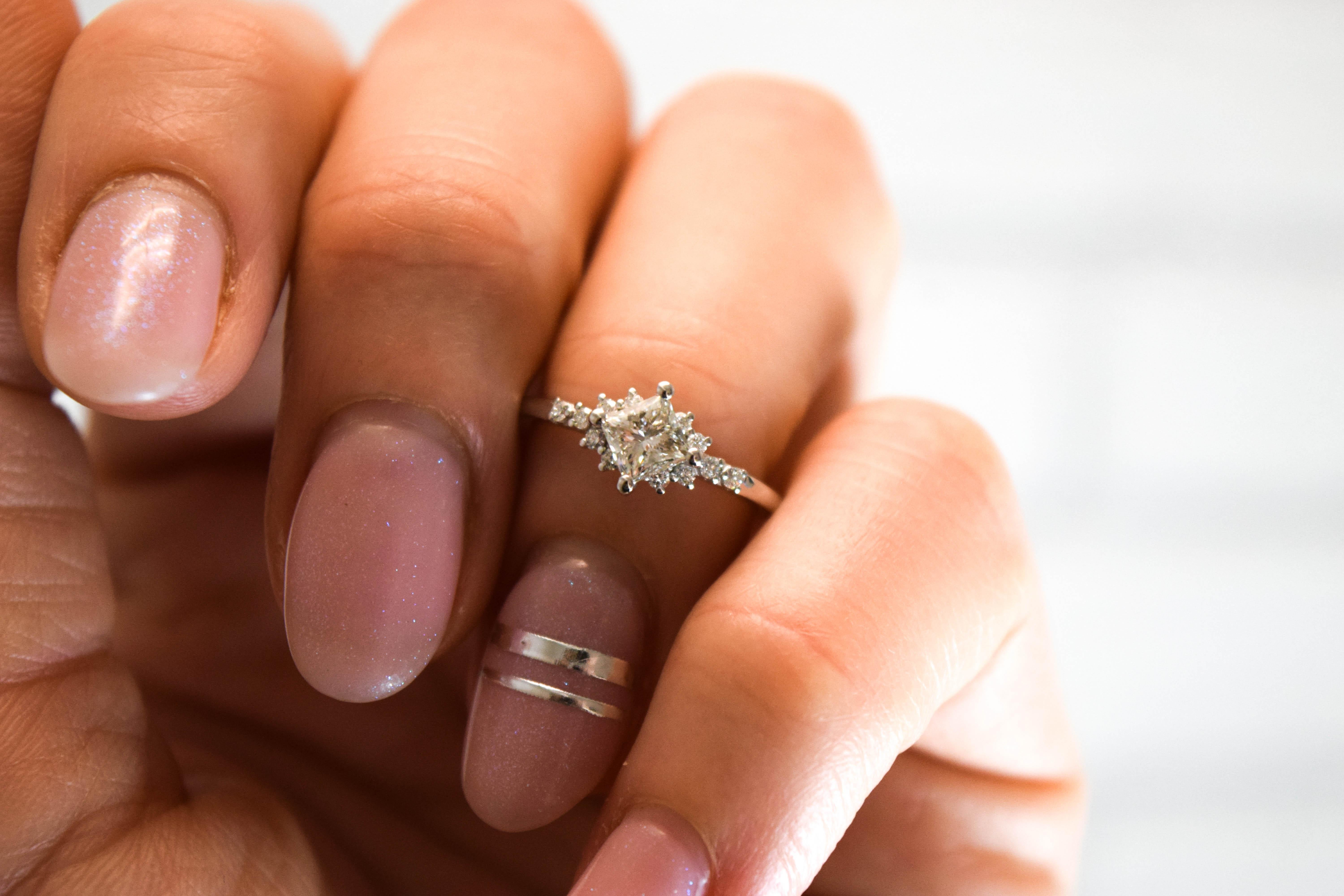 Princess cut diamond ring cluster diamond ring 18 karat gold For Sale 2