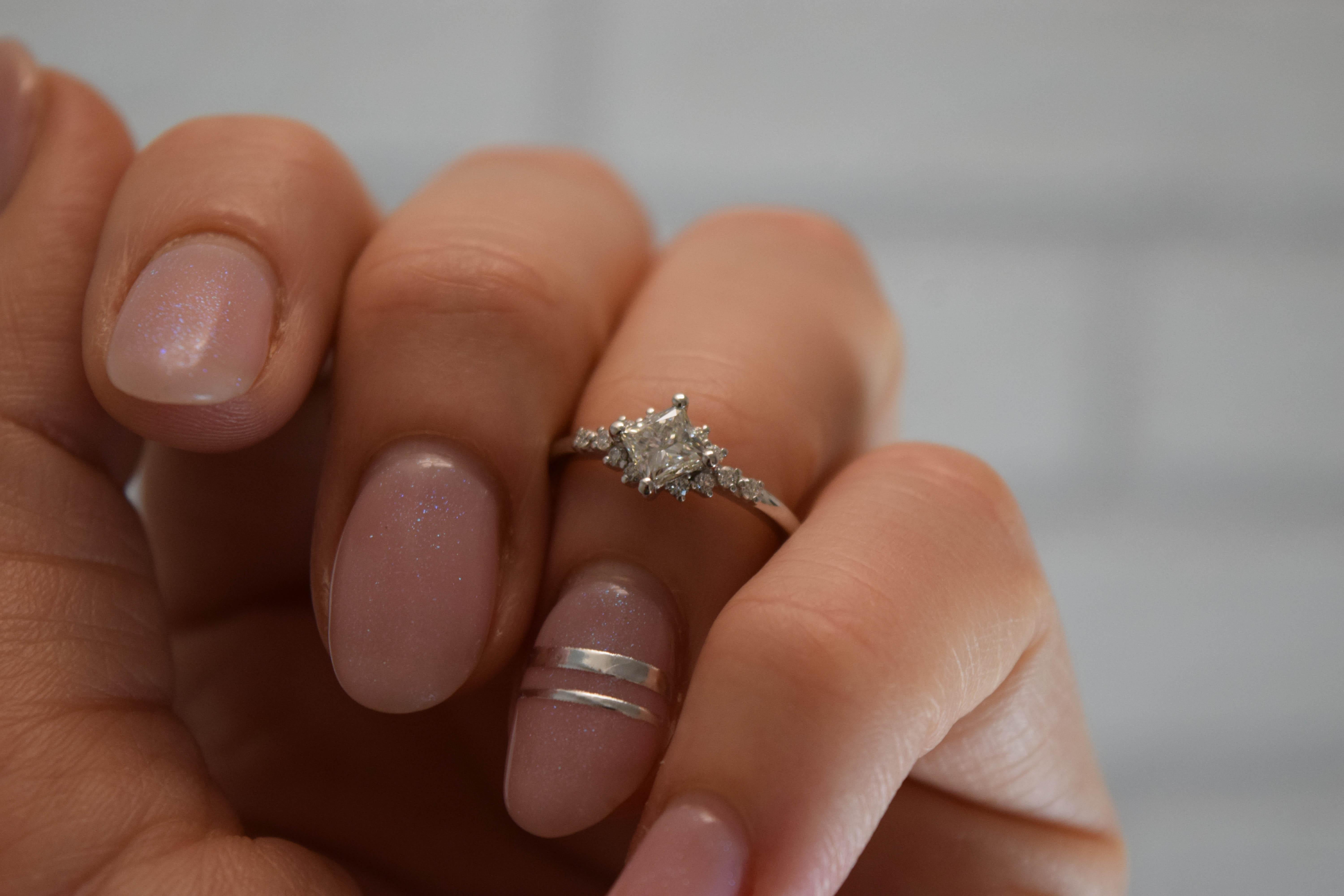 Princess cut diamond ring cluster diamond ring 18 karat gold For Sale 3