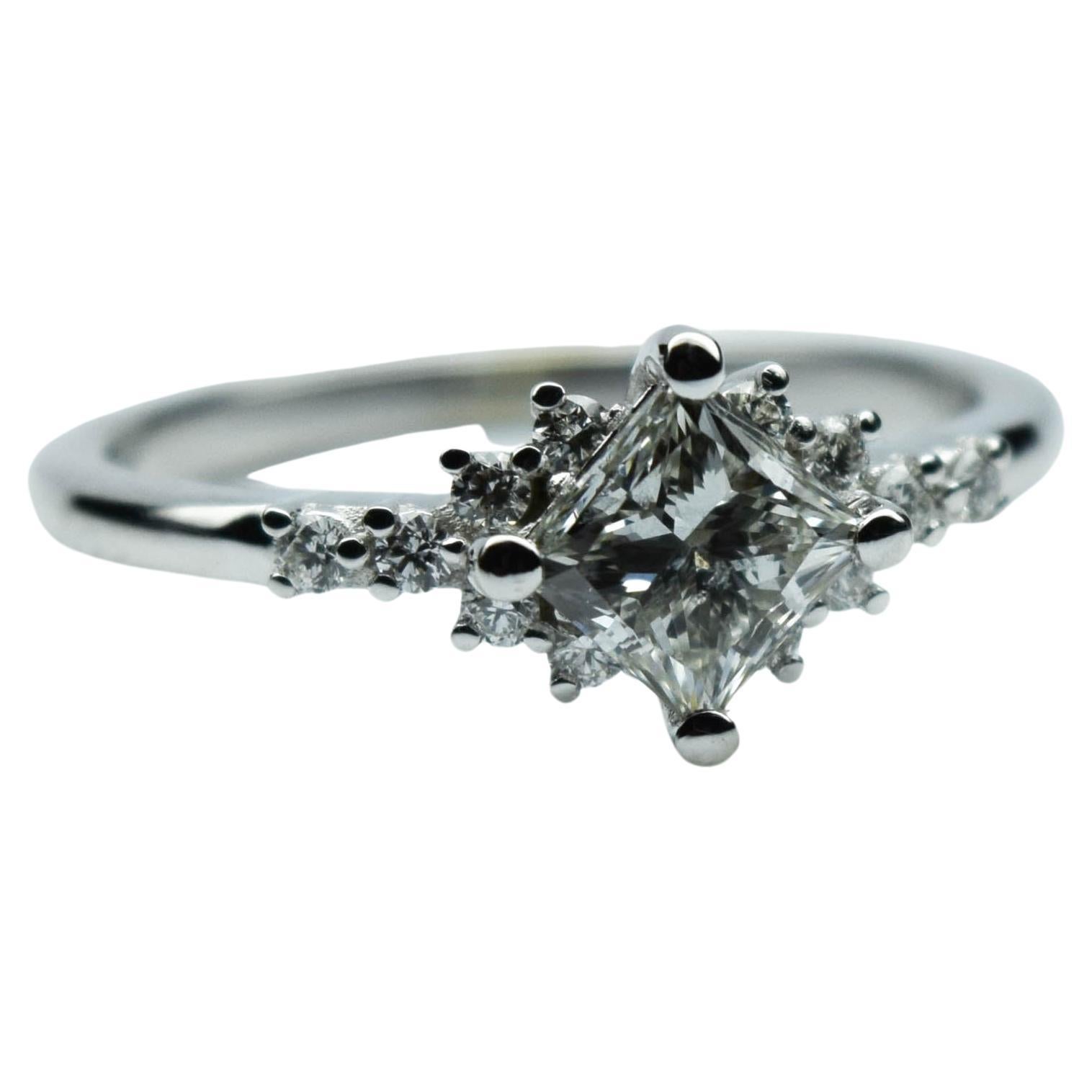 Princess cut diamond ring cluster diamond ring 18 karat gold For Sale