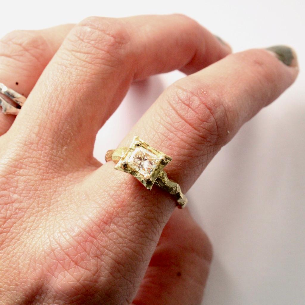 Women's or Men's Princess Cut Diamond Ring in 18 Karat Yellow Gold For Sale