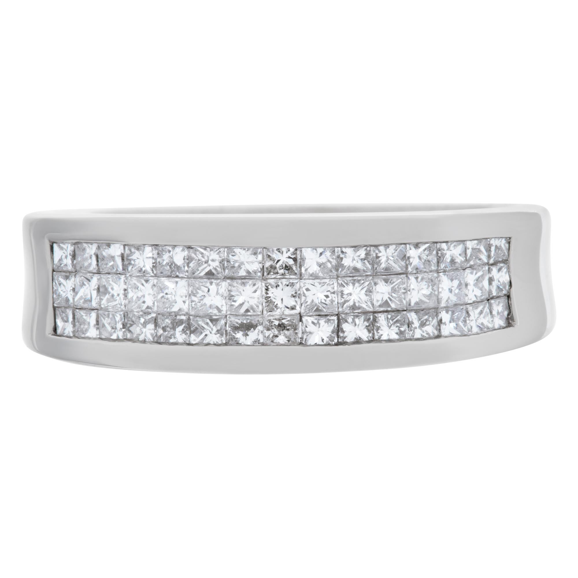 Bague à diamant taille princesse en or blanc 18 carats avec environ 0,75 carat de diamants sertis de manière invisible. Cette bague en diamant est actuellement en taille 7 et certains articles peuvent être ajustés vers le haut ou vers le bas,