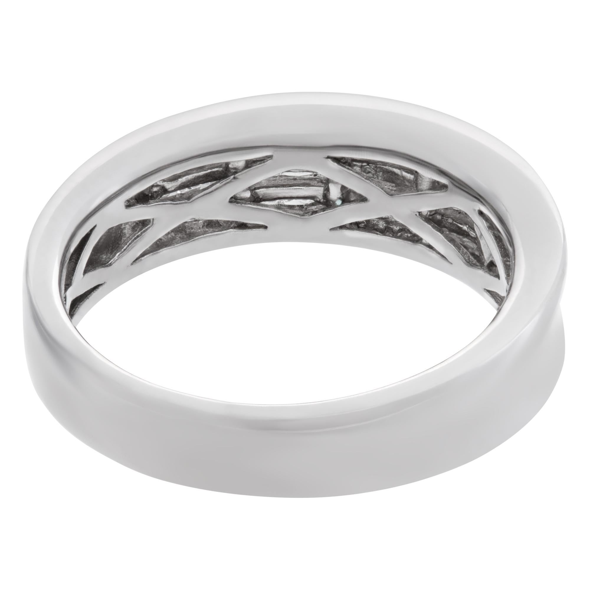 Bague en or blanc 18 carats sertie d'un diamant taille princesse de 0,75 carat en vente 1