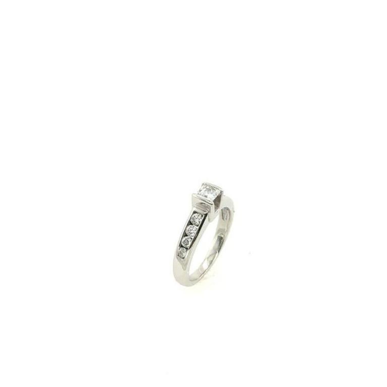 Princess Cut Diamond Ring Set with 0.50ct of Diamonds in 18ct White Gold In Excellent Condition For Sale In London, GB