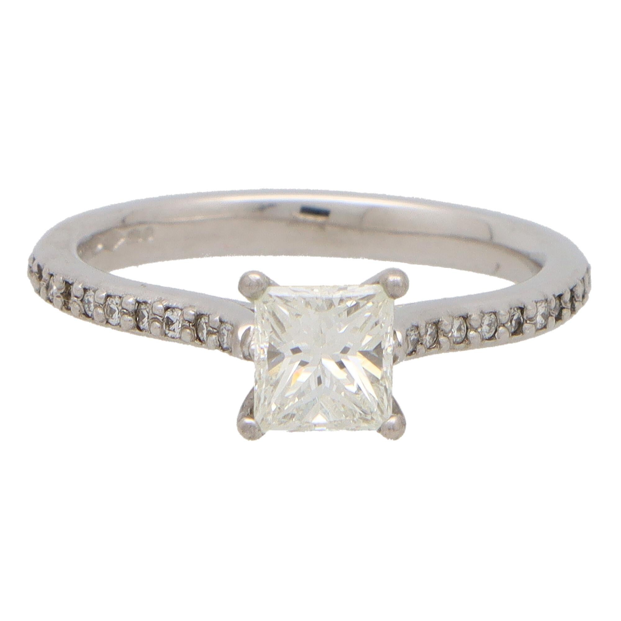 Bague solitaire en platine sertie d'un diamant taille princesse et d'épaules en diamant