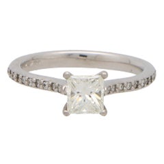 Bague solitaire en platine sertie d'un diamant taille princesse et d'épaules en diamant