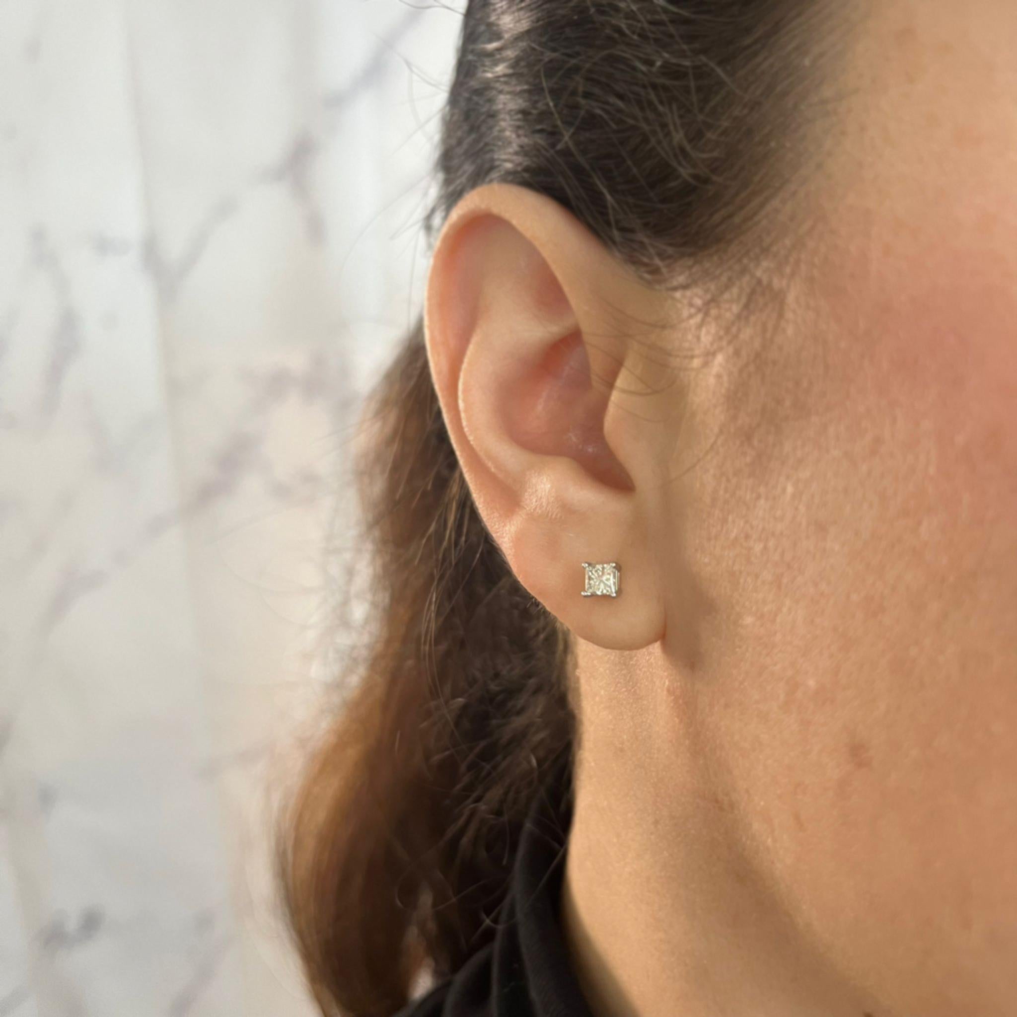 14 Karat Weißgold Diamant Ohrstecker mit 2 Princess Cut Diamanten von SI Reinheit und H Farbe insgesamt etwa 0,66 Karat. Pierced Post mit Reibung zurück.