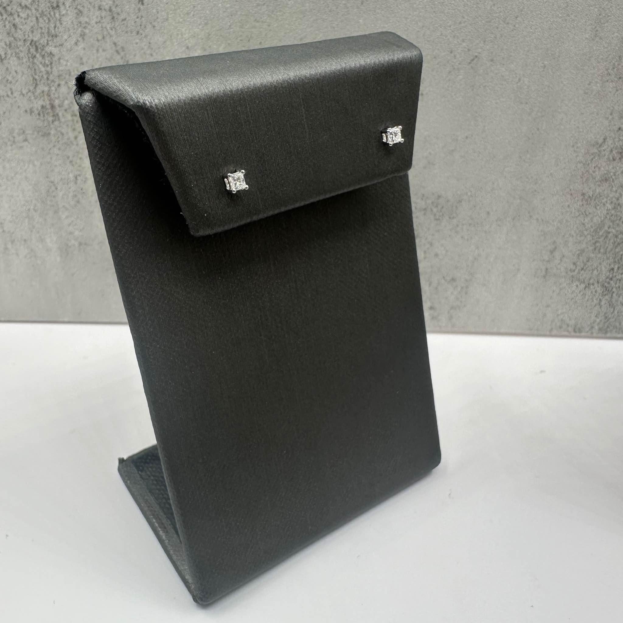 Ces élégants clous d'oreilles en or blanc 14 carats sont ornés de 0,16ctw de diamants de taille princesse GH SI naturels, offrant un éclat brillant dans un design élégant et intemporel. Pesant seulement 0,4 gramme, elles sont légères et confortables