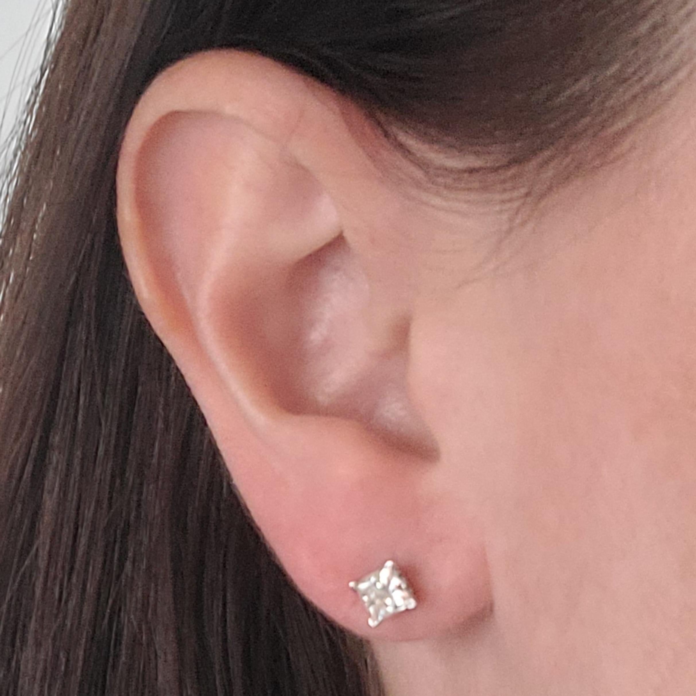 Pendientes de oro blanco de 14 quilates con 2 diamantes talla princesa de claridad SI y color H que suman aproximadamente 1,00 quilate. Poste perforado con reverso de fricción.