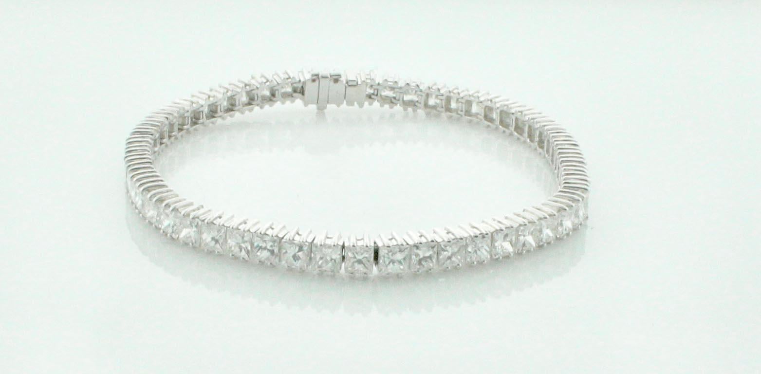 Bracelet tennis en or 18 carats avec diamants taille princesse de 9,40 carats en vente 2
