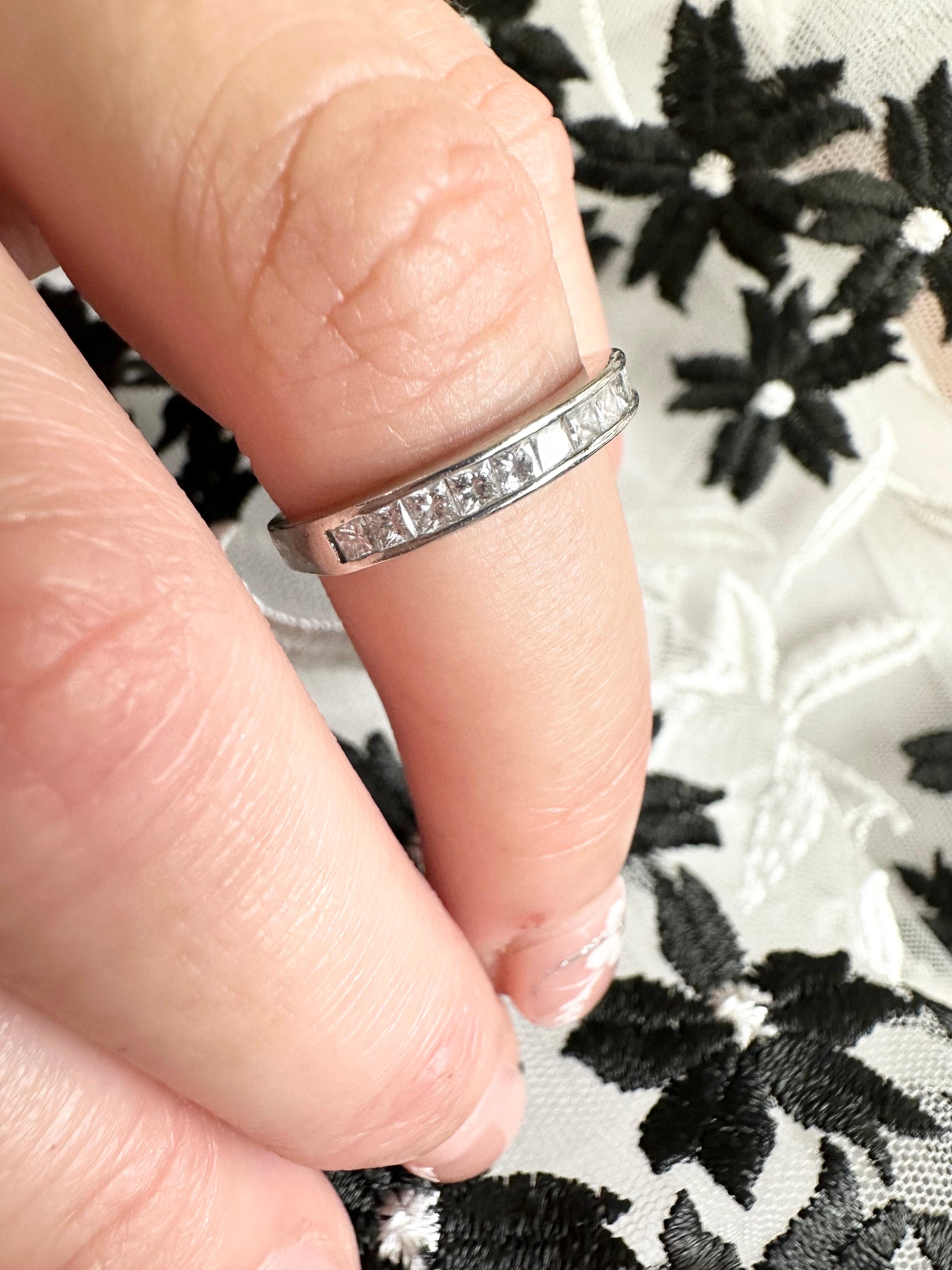 Prinzessinnenschliff Diamant-Hochzeitsring aus Platin mit einfachem Diamanten  im Angebot 1