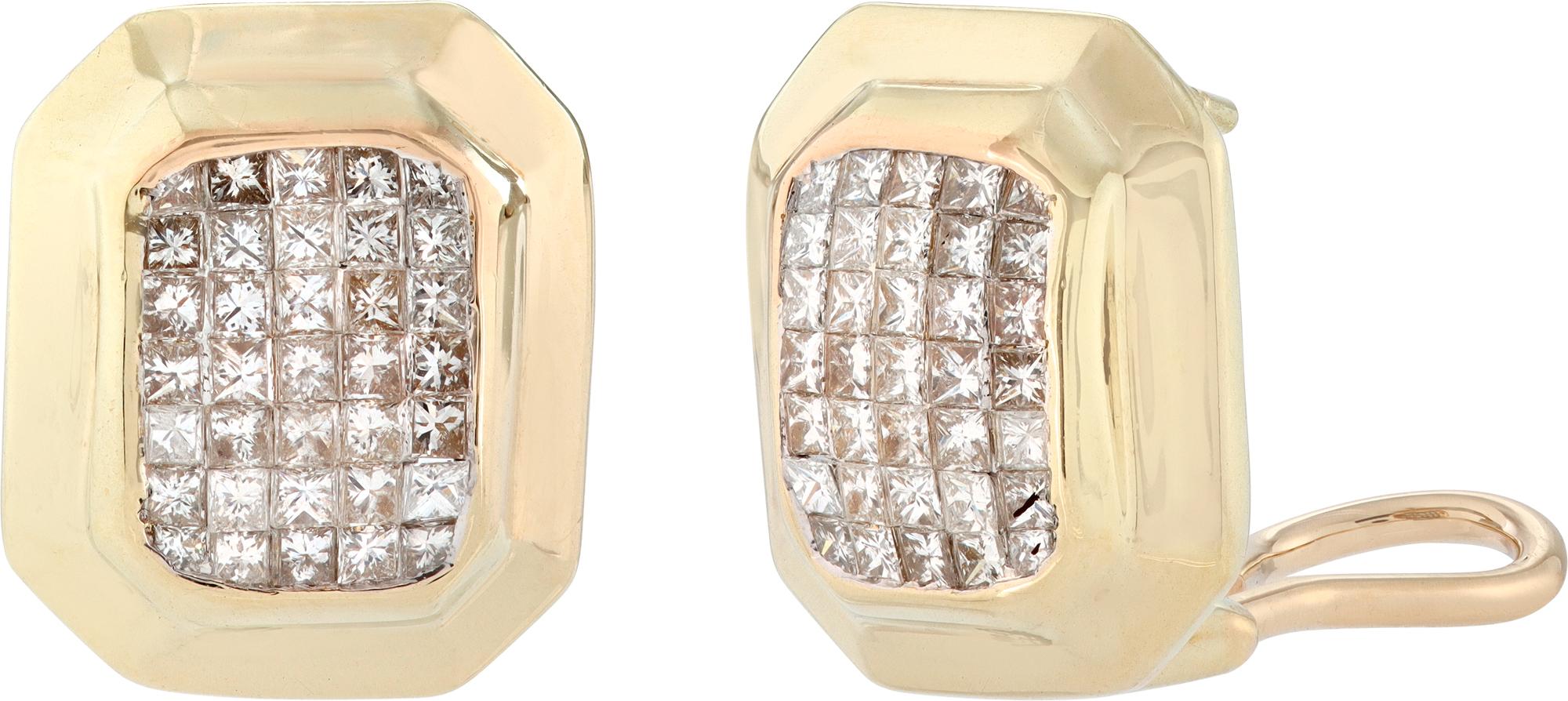 Boucles d'oreilles boutons en or jaune 14k avec des diamants de taille princesse en serti invisible. Environ 1,0 carat de diamants. Longueur : 0.60 pouces, largeur : 0.50 pouces.