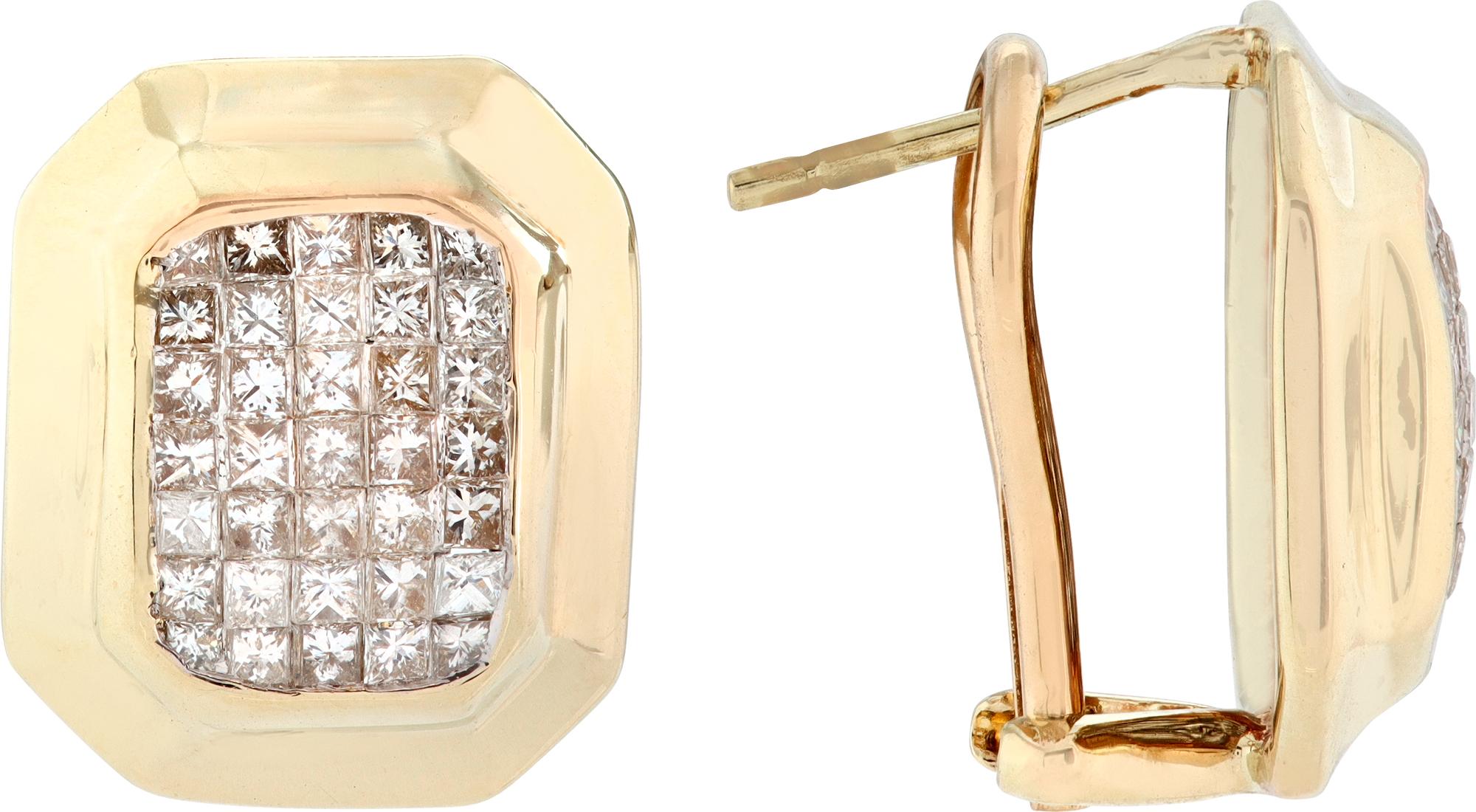 Boucles d'oreilles bouton en or jaune avec diamant taille princesse Excellent état - En vente à Surfside, FL