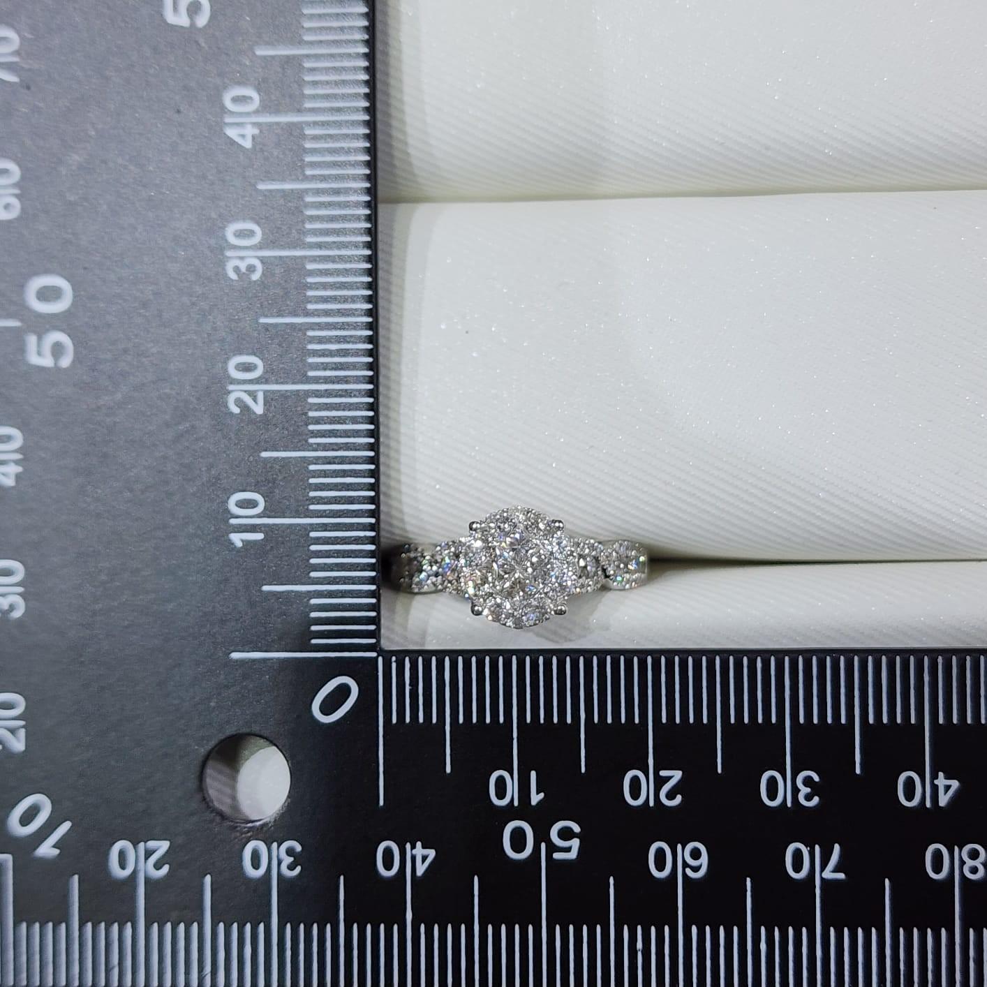 Princess Cut Diamonds Illusion Cluster Ring in 18 Karat White Gold In New Condition For Sale In Hong Kong, HK