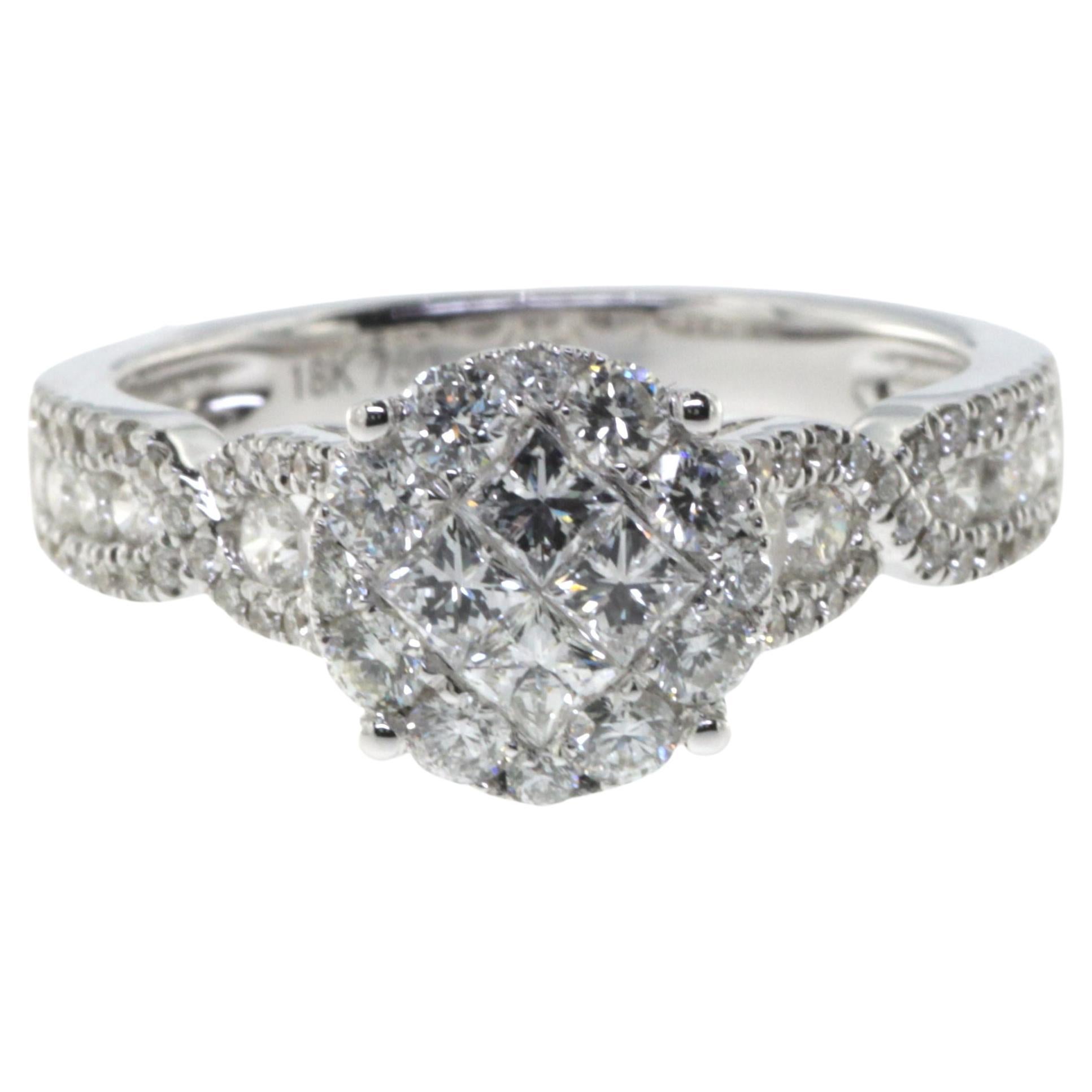 Bague en or blanc 18 carats sertie de diamants de taille Princesse en vente